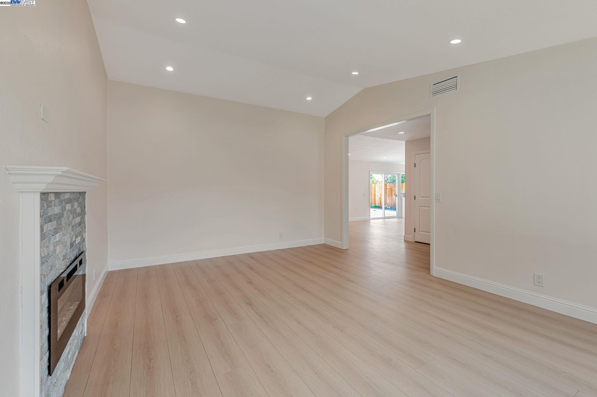 Detail Gallery Image 9 of 38 For 32814 Shaver Lake St, Fremont,  CA 94555 - 4 Beds | 2 Baths