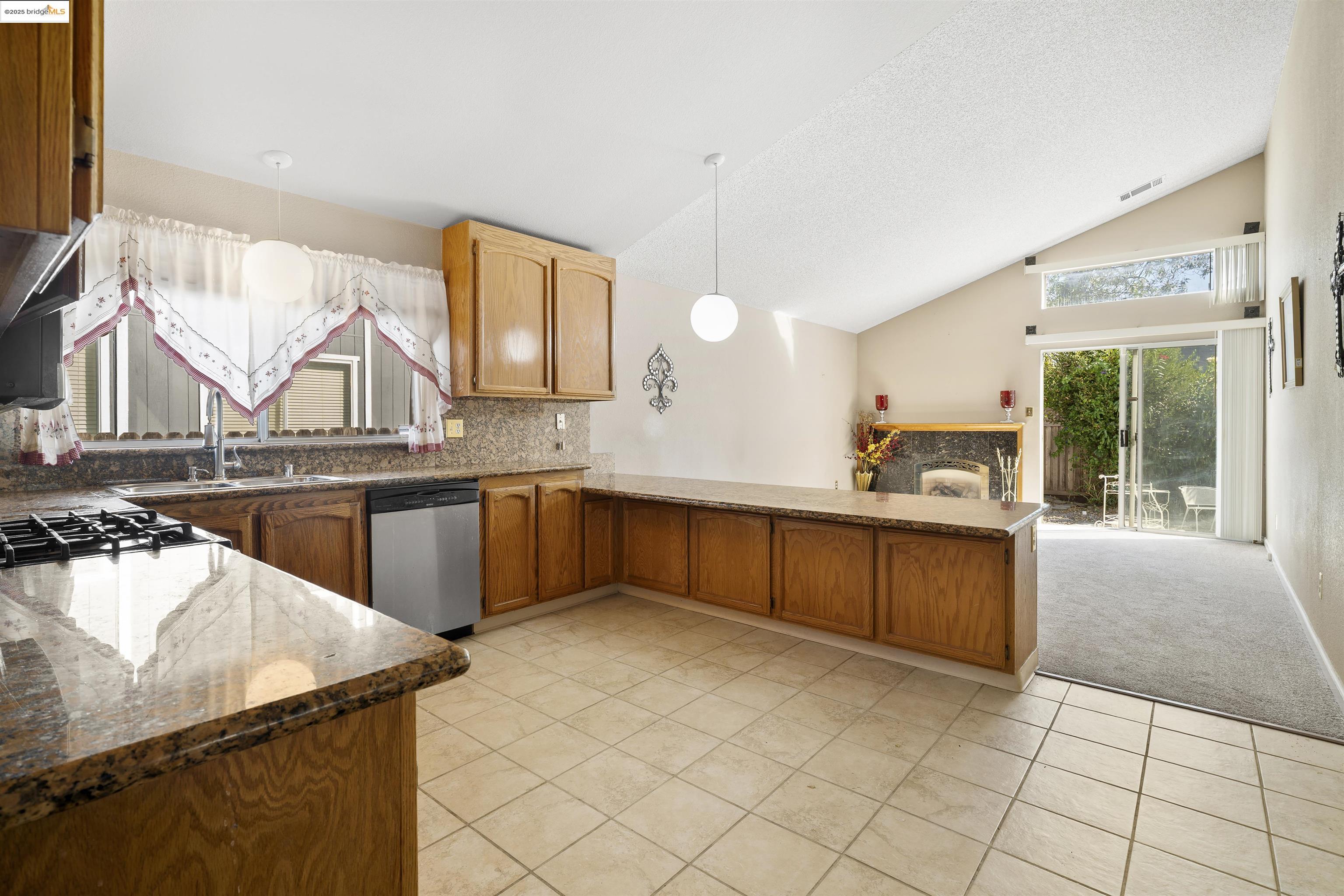 Detail Gallery Image 8 of 25 For 1031 Valley Oak Way, Fairfield,  CA 94533 - 3 Beds | 2 Baths