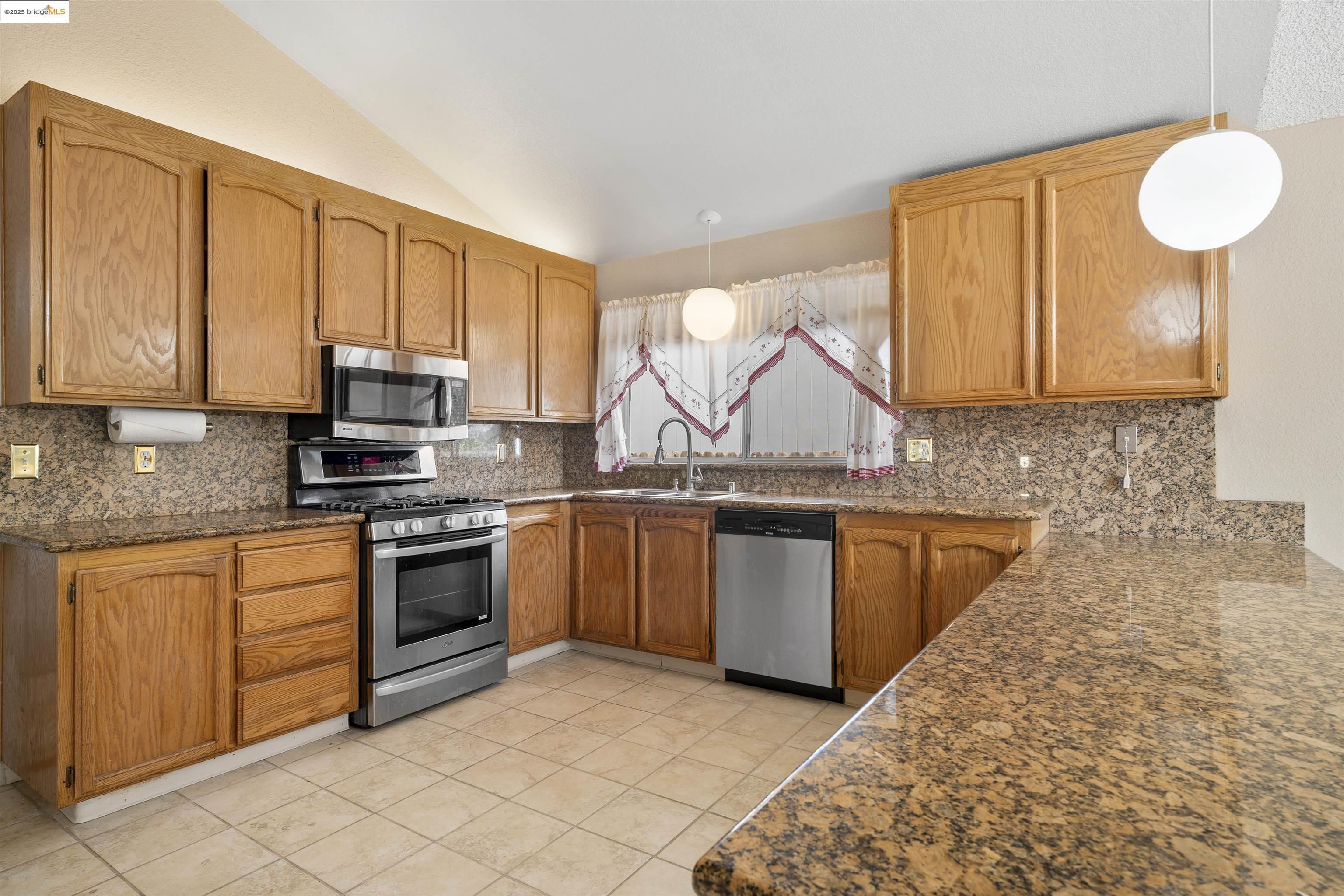 Detail Gallery Image 9 of 25 For 1031 Valley Oak Way, Fairfield,  CA 94533 - 3 Beds | 2 Baths