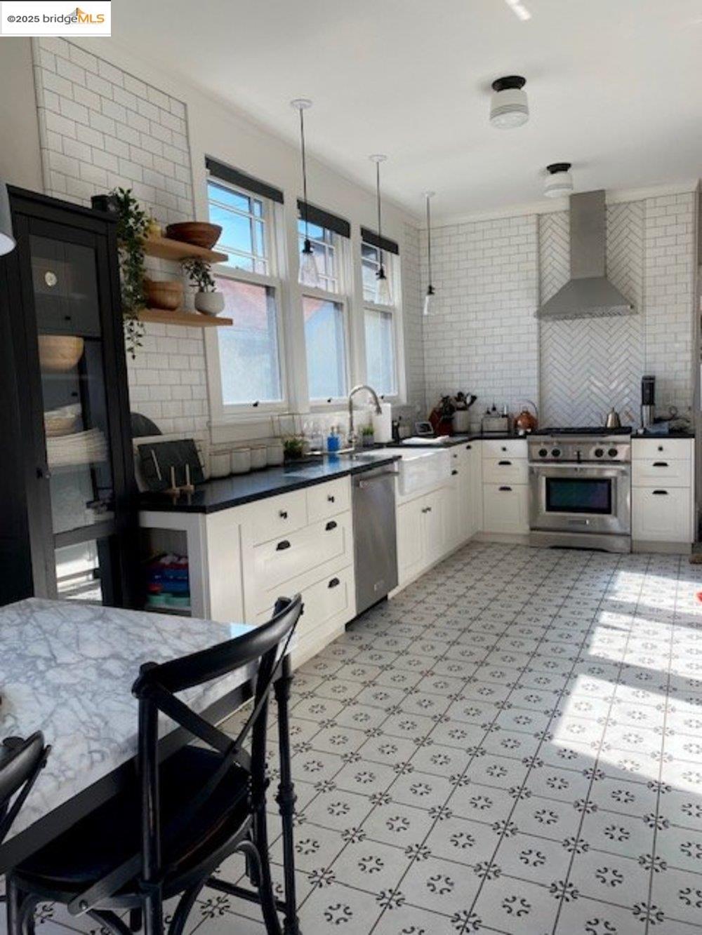 Detail Gallery Image 11 of 32 For 5540 Broadway, Oakland,  CA 94618 - 2 Beds | 2 Baths