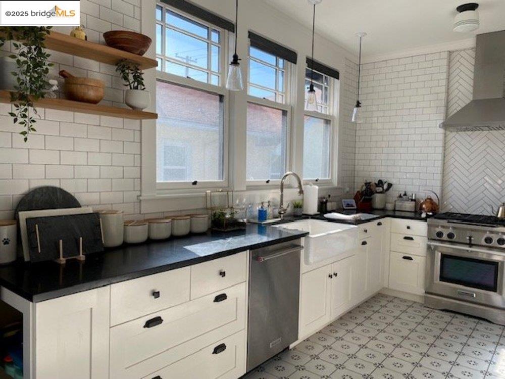 Detail Gallery Image 12 of 32 For 5540 Broadway, Oakland,  CA 94618 - 2 Beds | 2 Baths