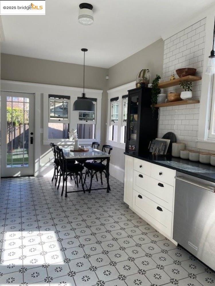 Detail Gallery Image 15 of 32 For 5540 Broadway, Oakland,  CA 94618 - 2 Beds | 2 Baths