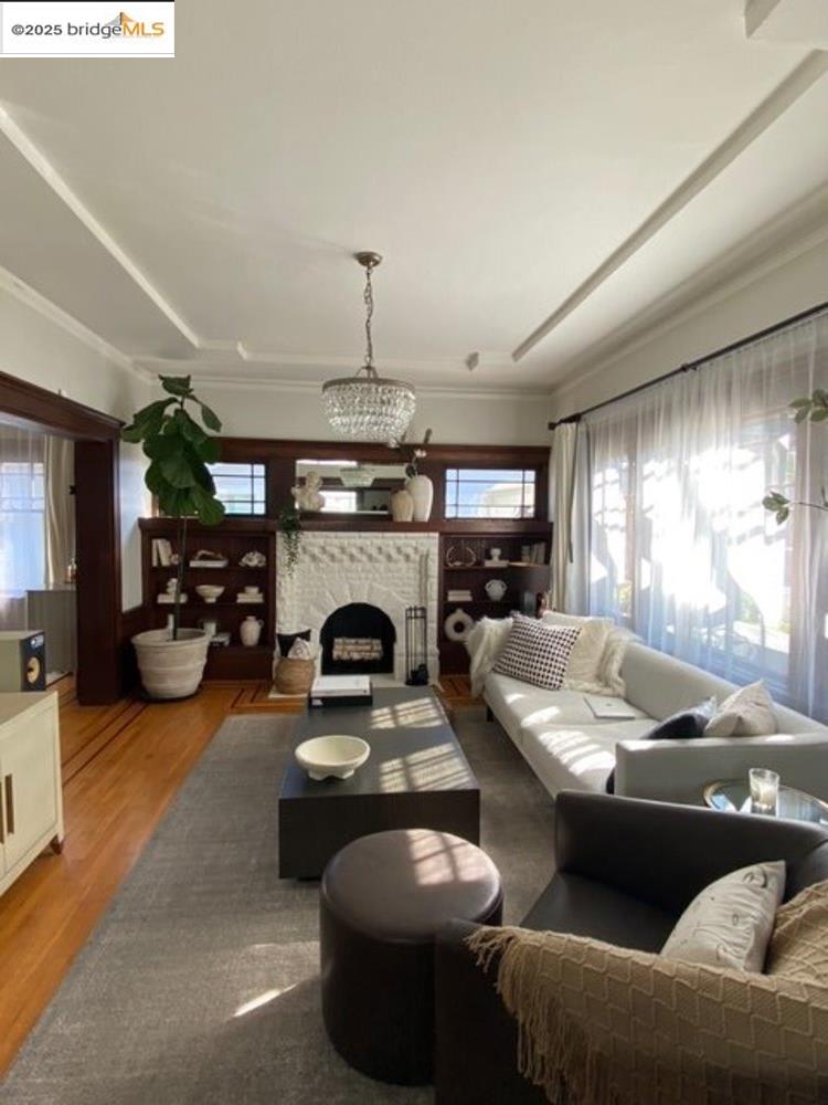 Detail Gallery Image 4 of 32 For 5540 Broadway, Oakland,  CA 94618 - 2 Beds | 2 Baths