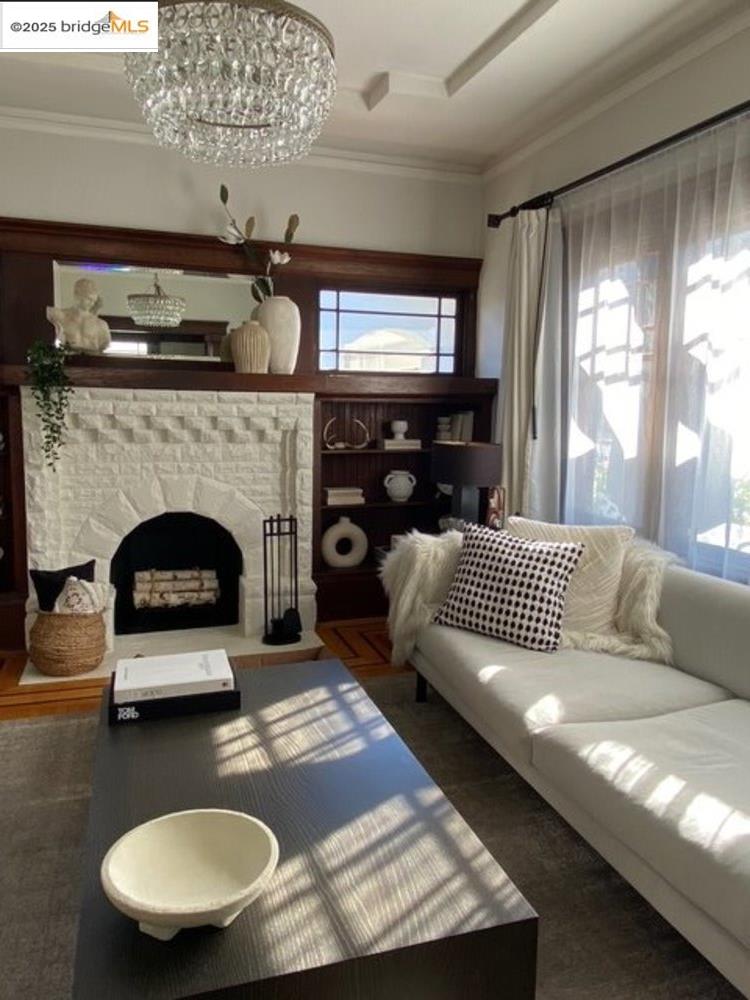 Detail Gallery Image 5 of 32 For 5540 Broadway, Oakland,  CA 94618 - 2 Beds | 2 Baths