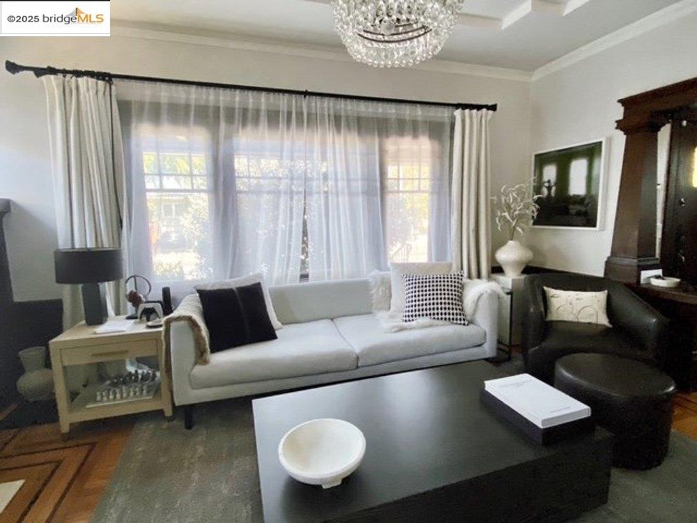 Detail Gallery Image 7 of 32 For 5540 Broadway, Oakland,  CA 94618 - 2 Beds | 2 Baths