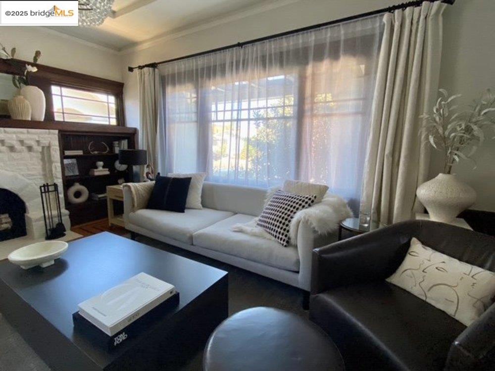 Detail Gallery Image 8 of 32 For 5540 Broadway, Oakland,  CA 94618 - 2 Beds | 2 Baths
