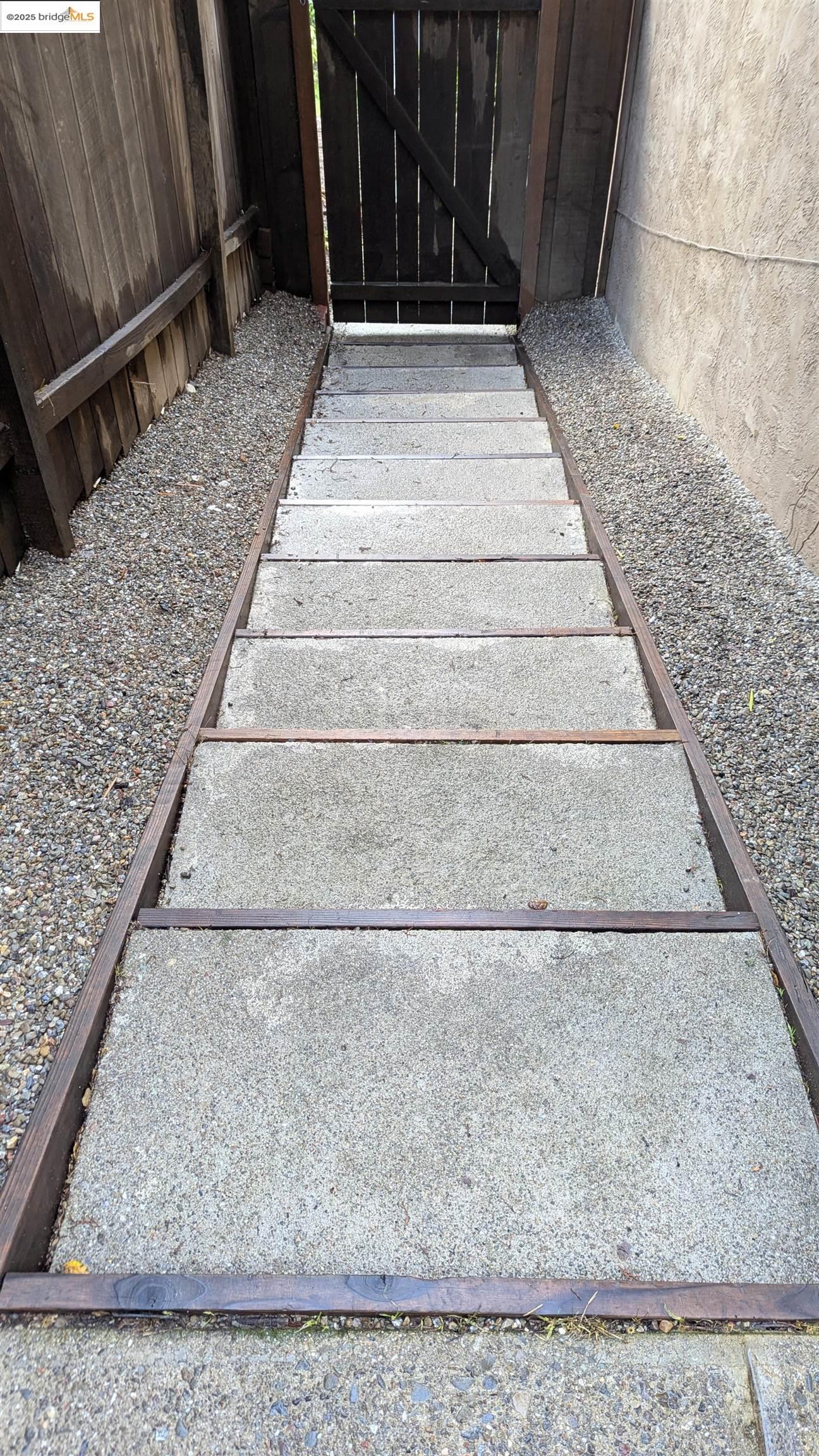 Detail Gallery Image 13 of 40 For Elysian Fields Drive, Oakland,  CA 94605 - 4 Beds | 2 Baths