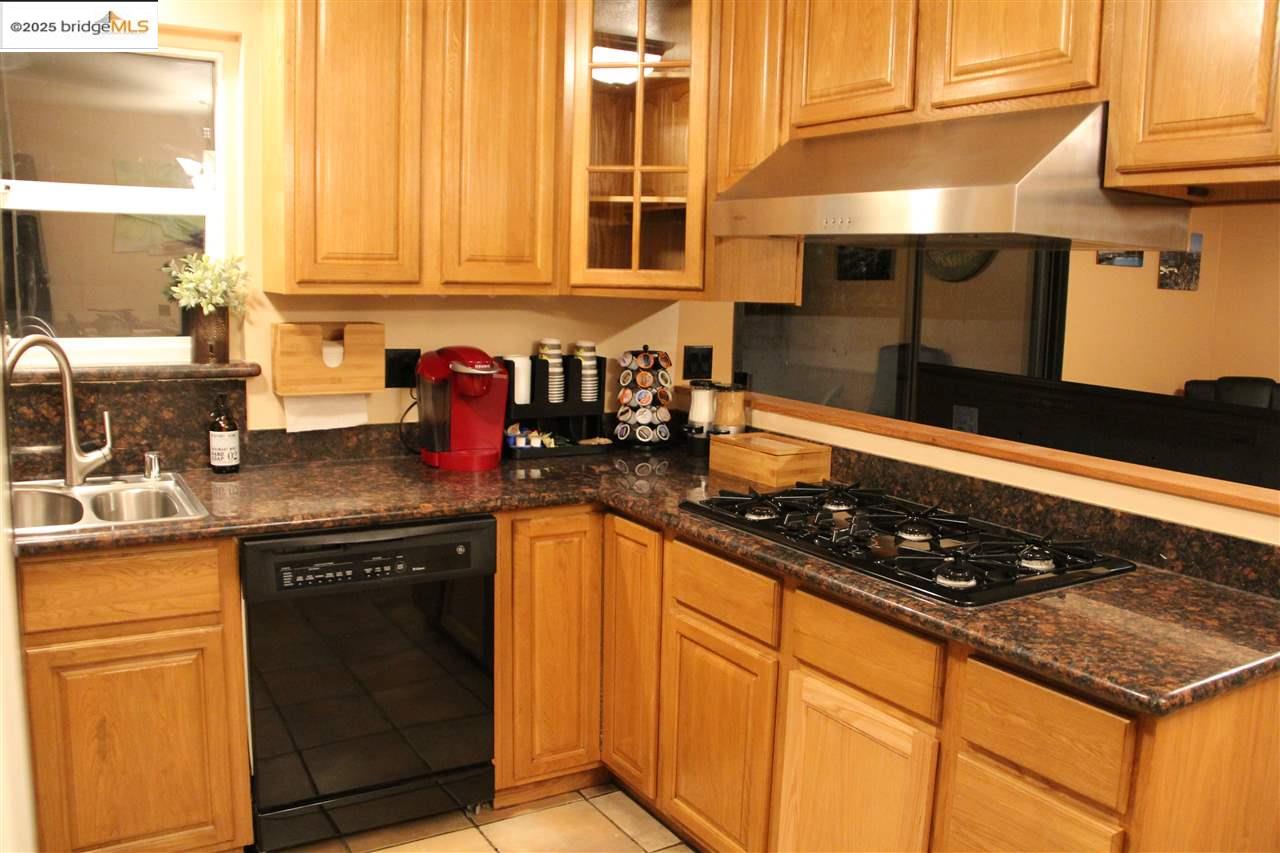 Detail Gallery Image 17 of 40 For Elysian Fields Drive, Oakland,  CA 94605 - 4 Beds | 2 Baths