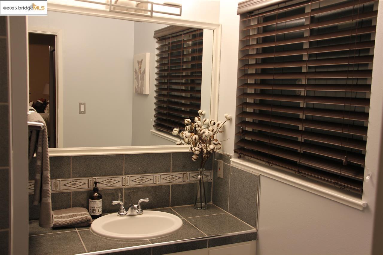 Detail Gallery Image 31 of 40 For Elysian Fields Drive, Oakland,  CA 94605 - 4 Beds | 2 Baths