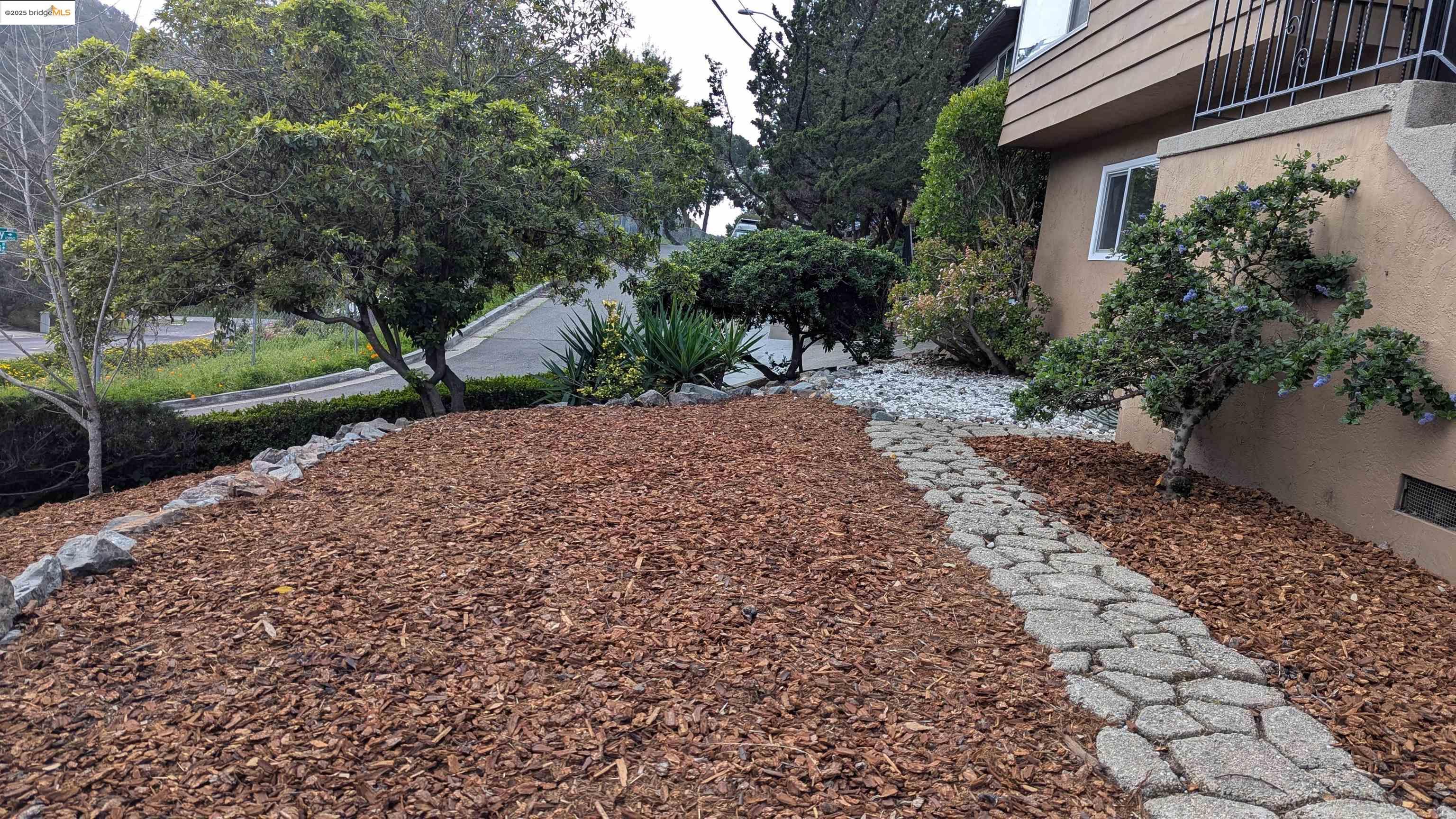 Detail Gallery Image 5 of 40 For Elysian Fields Drive, Oakland,  CA 94605 - 4 Beds | 2 Baths