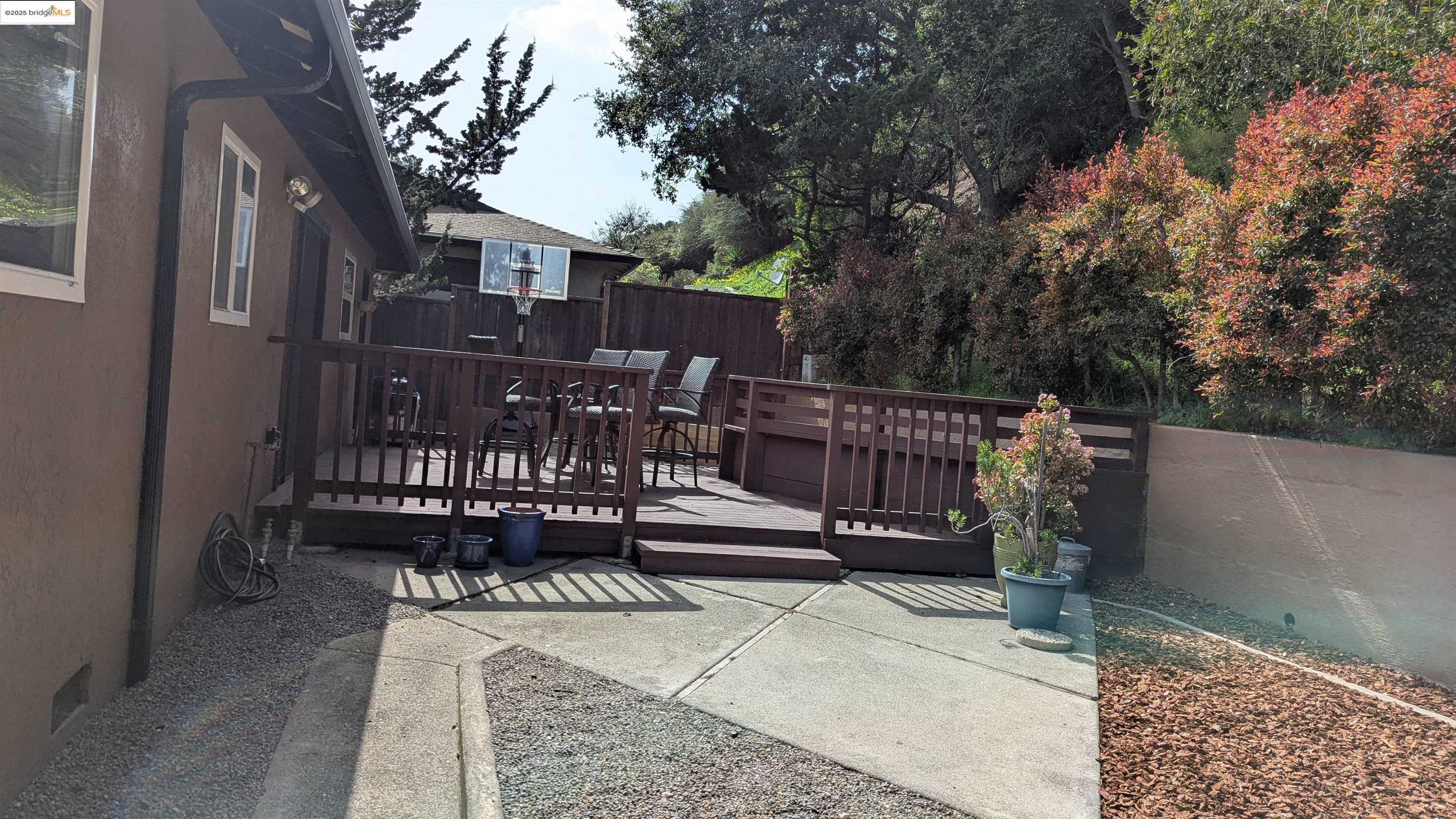 Detail Gallery Image 10 of 40 For Elysian Fields Drive, Oakland,  CA 94605 - 4 Beds | 2 Baths