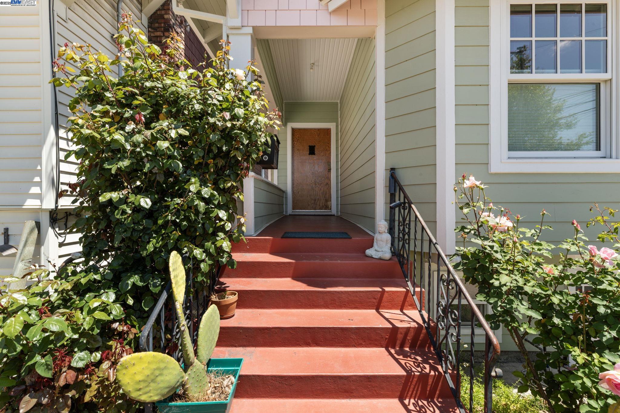 Detail Gallery Image 3 of 46 For 1034 21st St, Oakland,  CA 94606 - 2 Beds | 2 Baths
