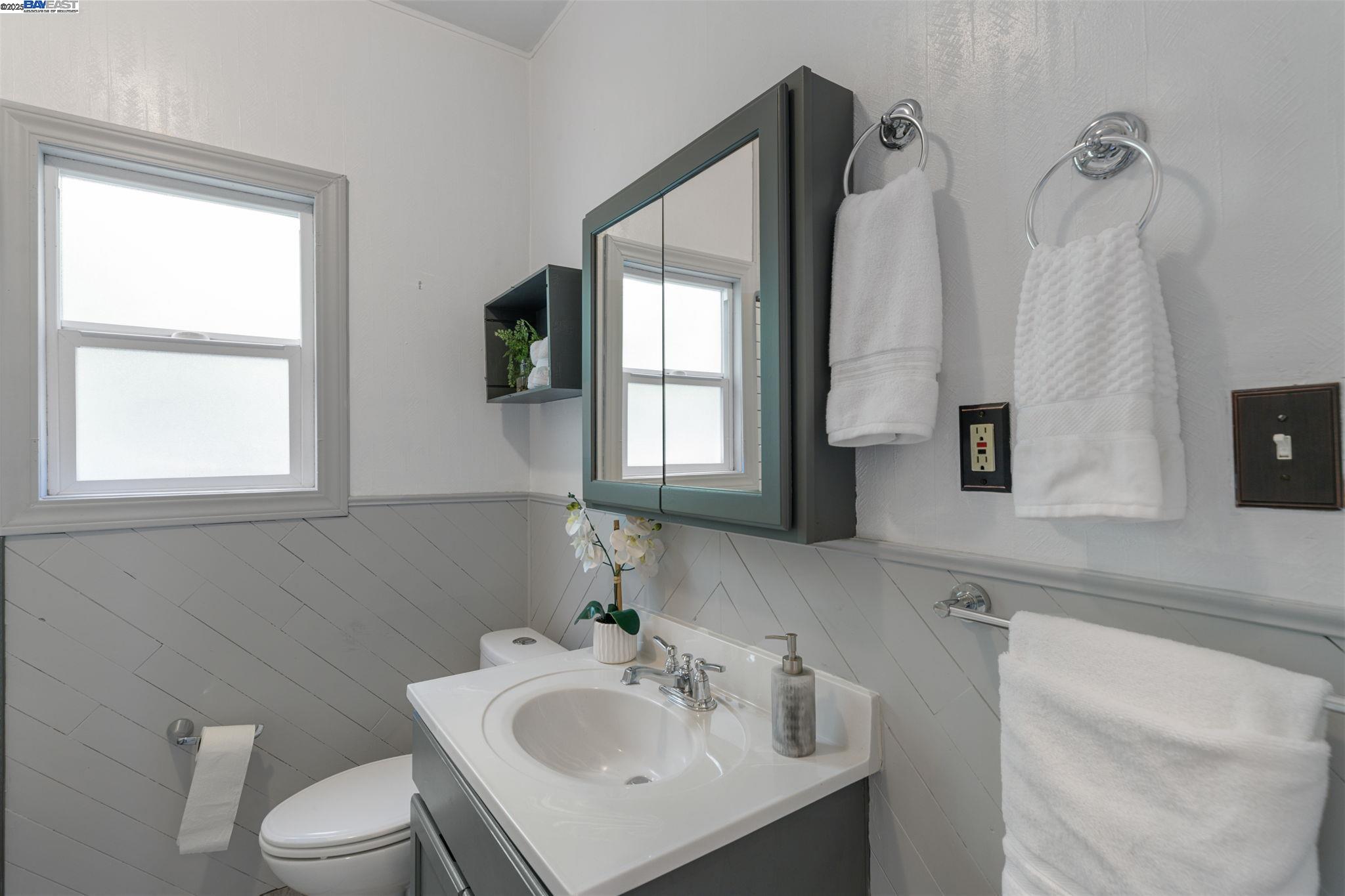 Detail Gallery Image 24 of 46 For 1034 21st St, Oakland,  CA 94606 - 2 Beds | 2 Baths