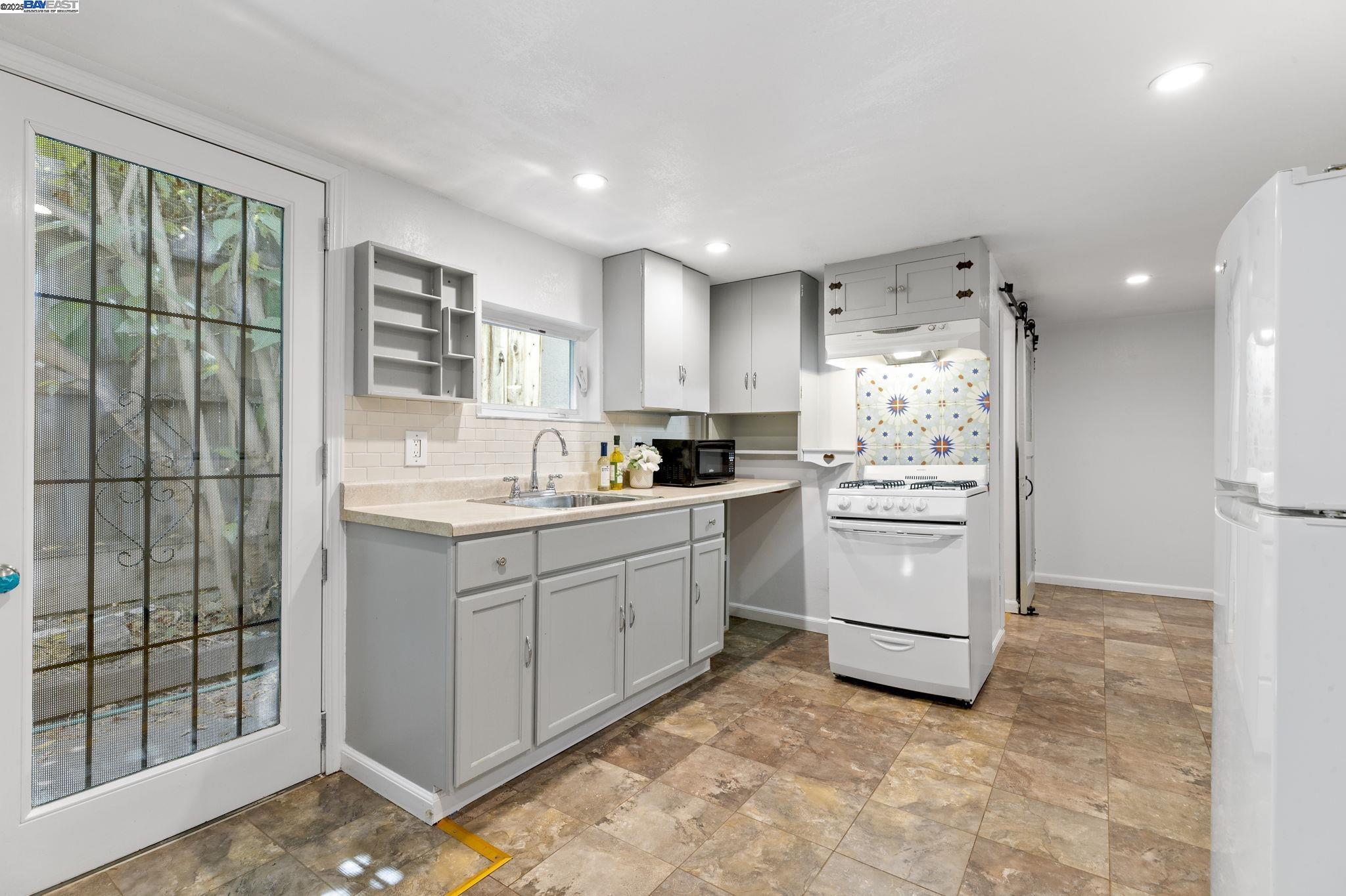Detail Gallery Image 27 of 46 For 1034 21st St, Oakland,  CA 94606 - 2 Beds | 2 Baths