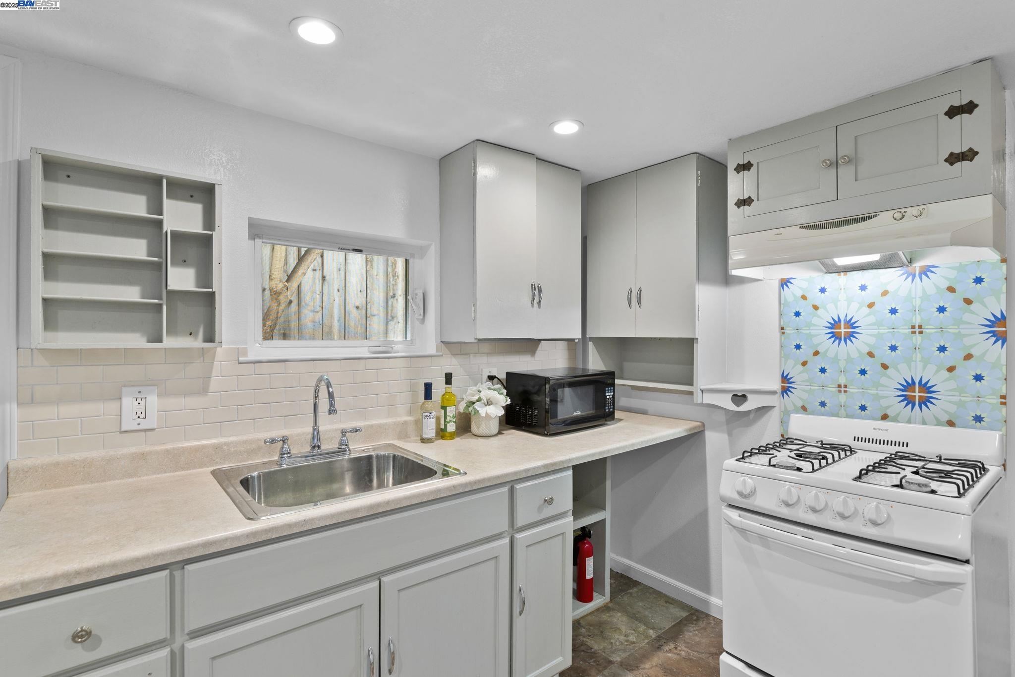 Detail Gallery Image 28 of 46 For 1034 21st St, Oakland,  CA 94606 - 2 Beds | 2 Baths