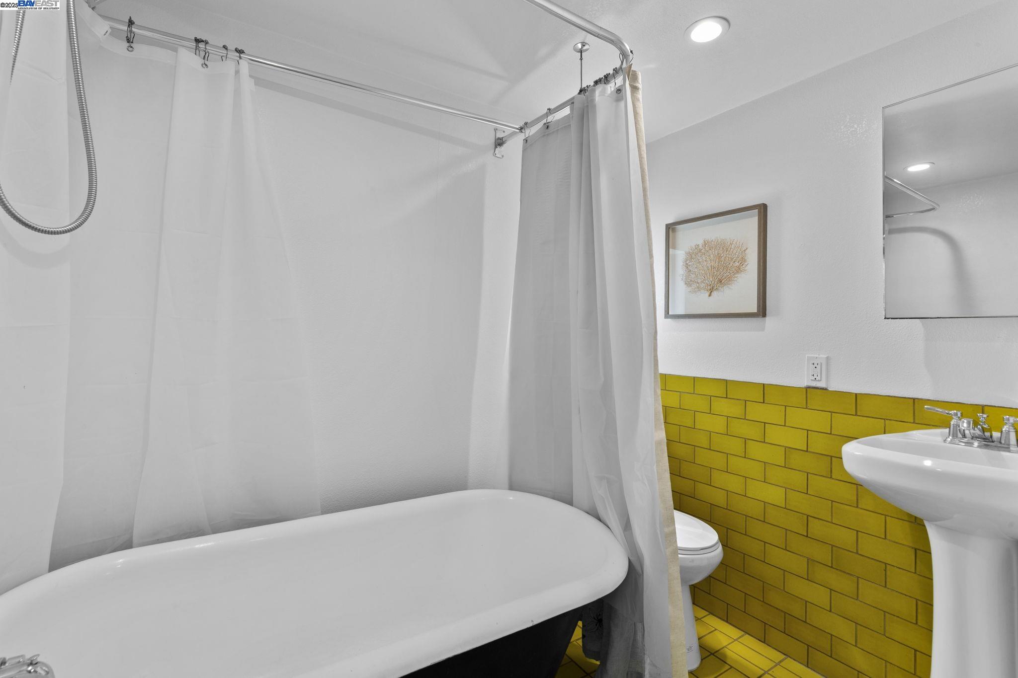 Detail Gallery Image 39 of 46 For 1034 21st St, Oakland,  CA 94606 - 2 Beds | 2 Baths