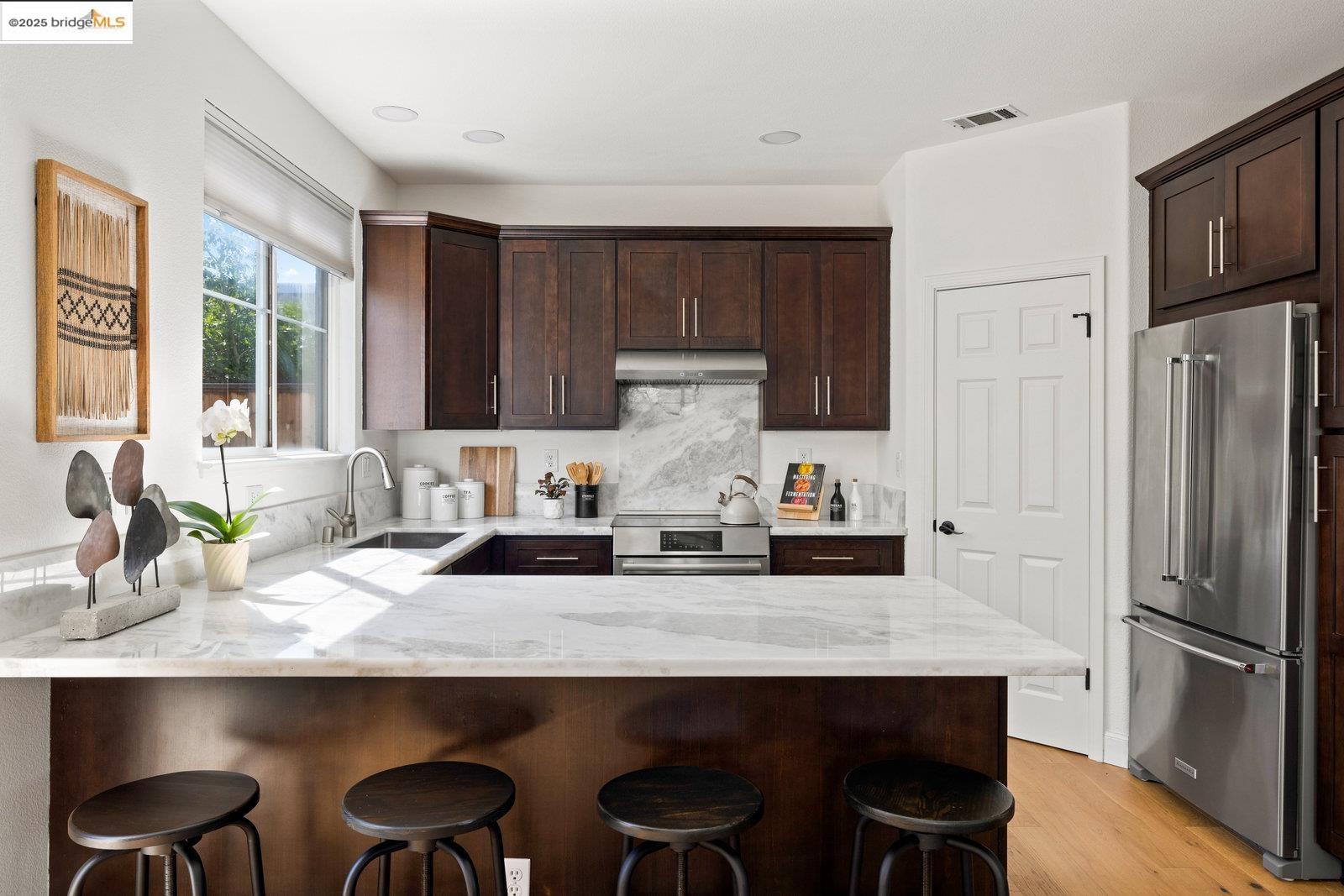 Detail Gallery Image 13 of 50 For 8 Sanderling Ct, Alameda,  CA 94501 - 4 Beds | 2/1 Baths