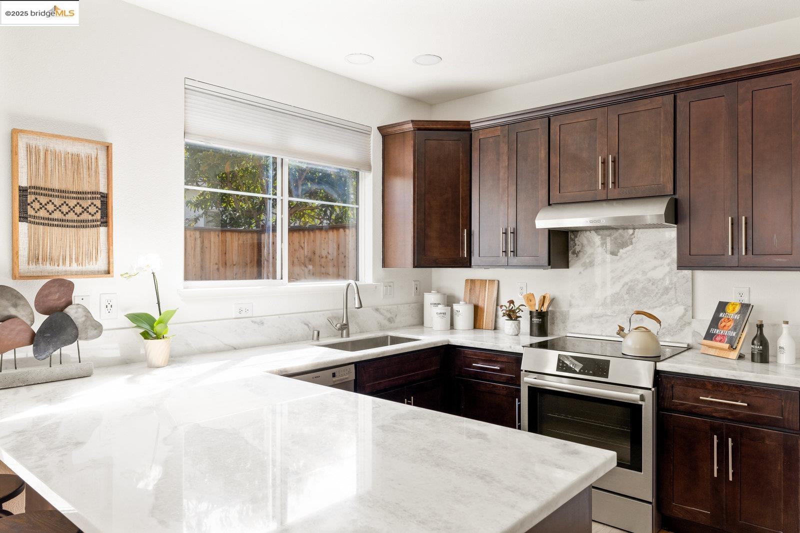 Detail Gallery Image 14 of 50 For 8 Sanderling Ct, Alameda,  CA 94501 - 4 Beds | 2/1 Baths