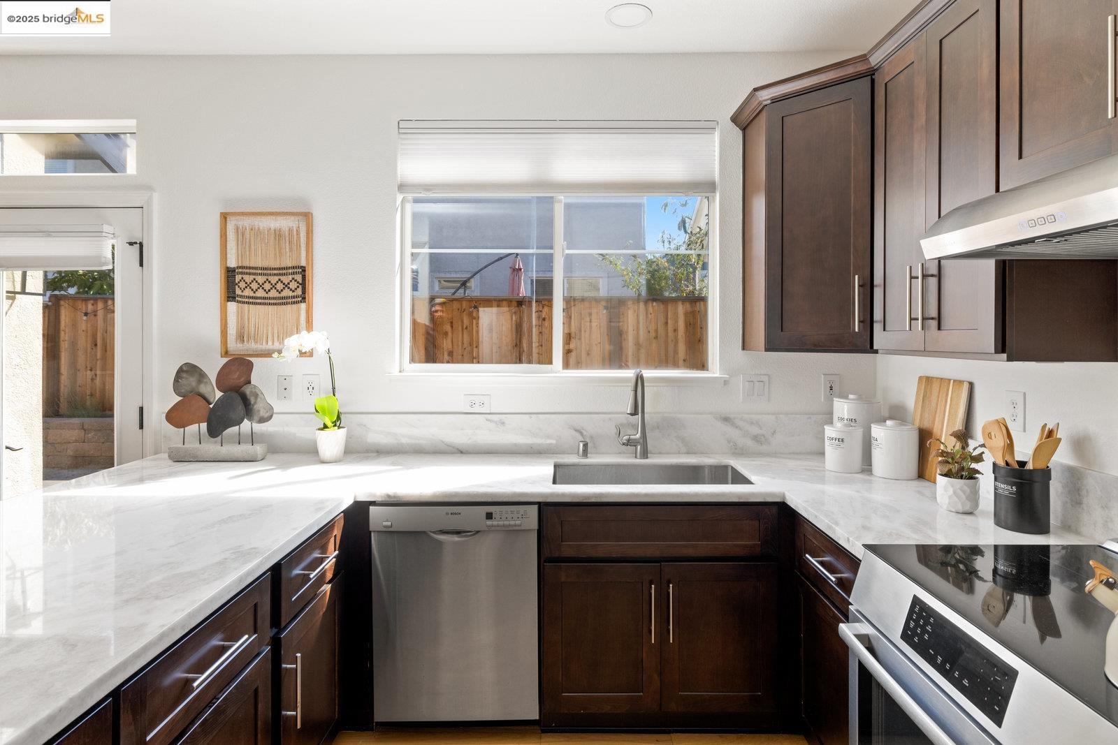 Detail Gallery Image 15 of 50 For 8 Sanderling Ct, Alameda,  CA 94501 - 4 Beds | 2/1 Baths