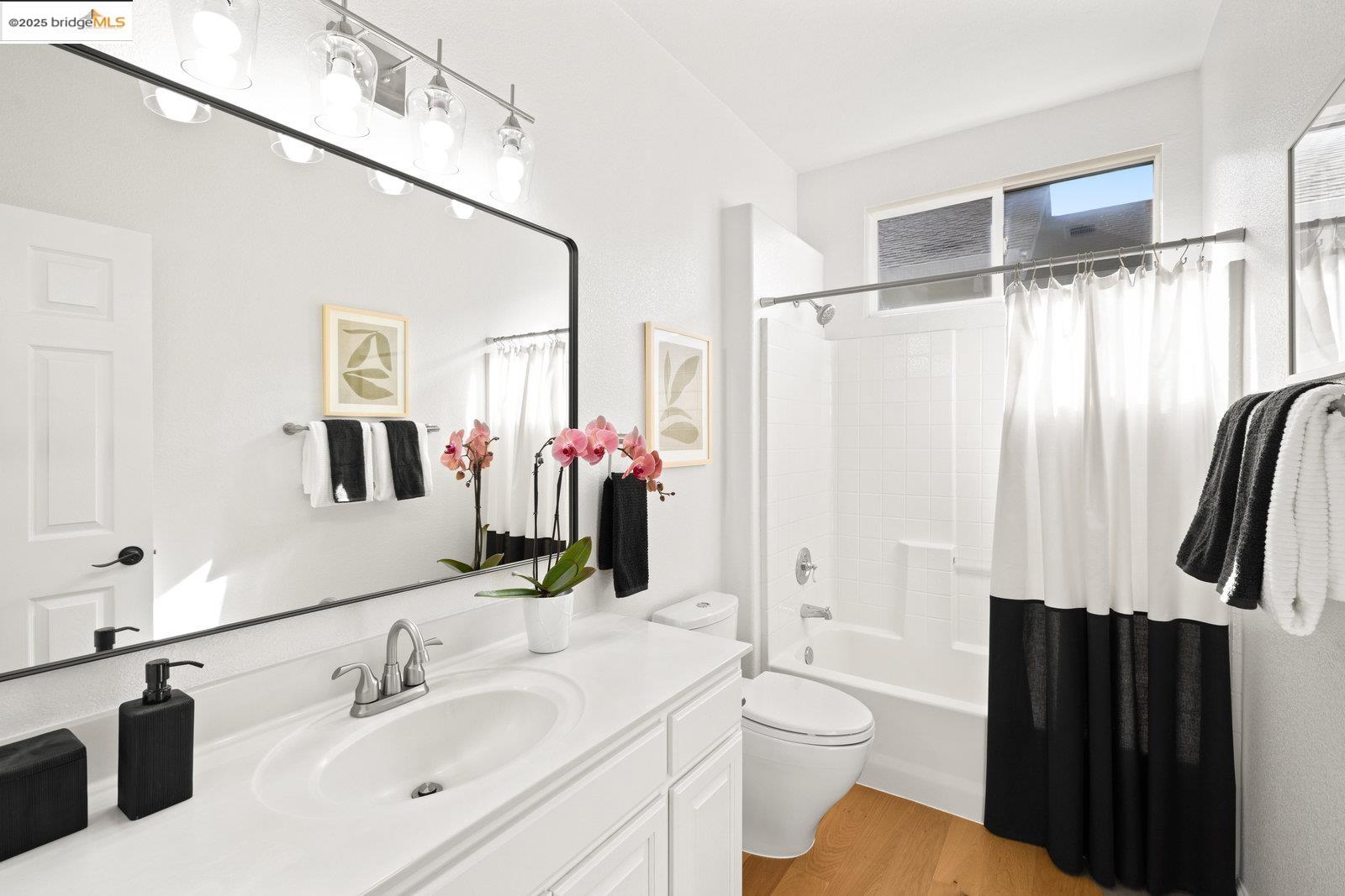 Detail Gallery Image 25 of 50 For 8 Sanderling Ct, Alameda,  CA 94501 - 4 Beds | 2/1 Baths