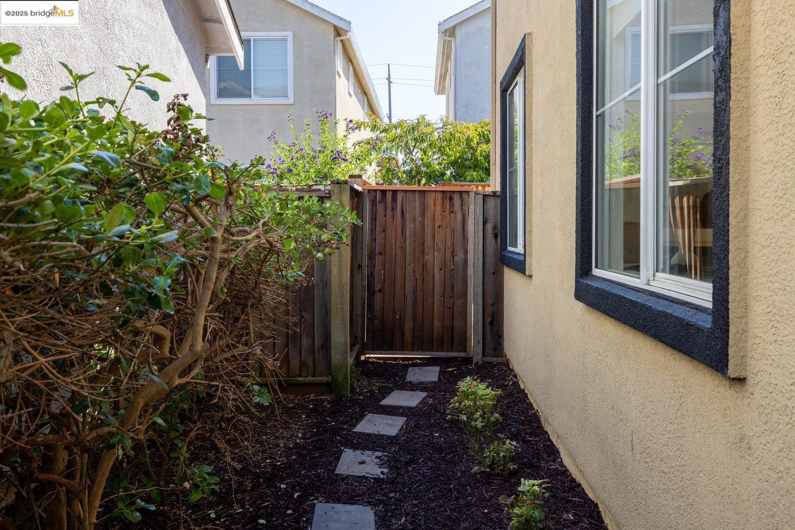 Detail Gallery Image 32 of 50 For 8 Sanderling Ct, Alameda,  CA 94501 - 4 Beds | 2/1 Baths