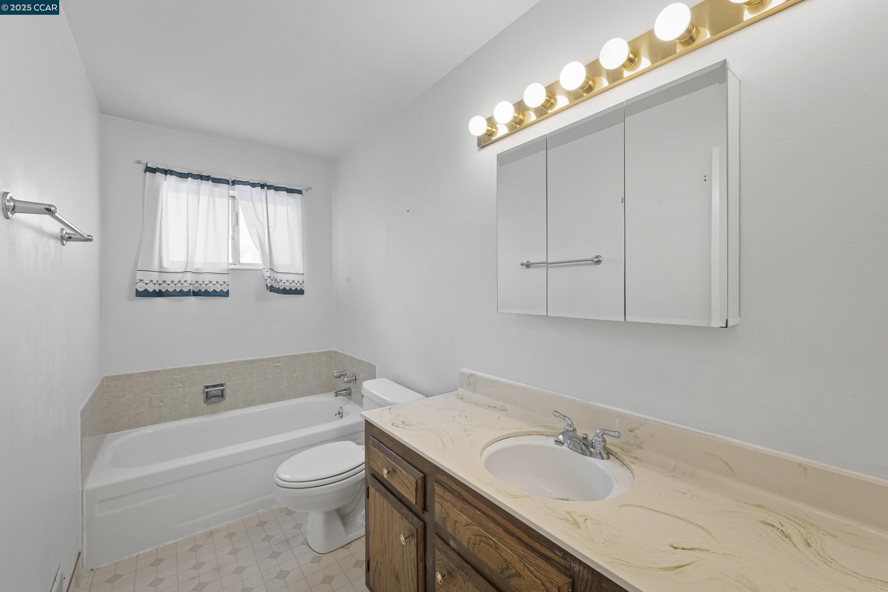 Detail Gallery Image 11 of 16 For 26 Orinda Ln, Pittsburg,  CA 94565 - 4 Beds | 2 Baths
