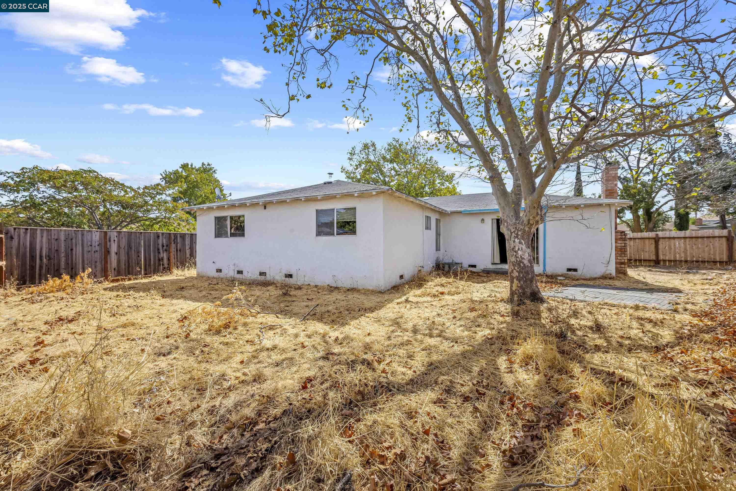 Detail Gallery Image 13 of 16 For 26 Orinda Ln, Pittsburg,  CA 94565 - 4 Beds | 2 Baths