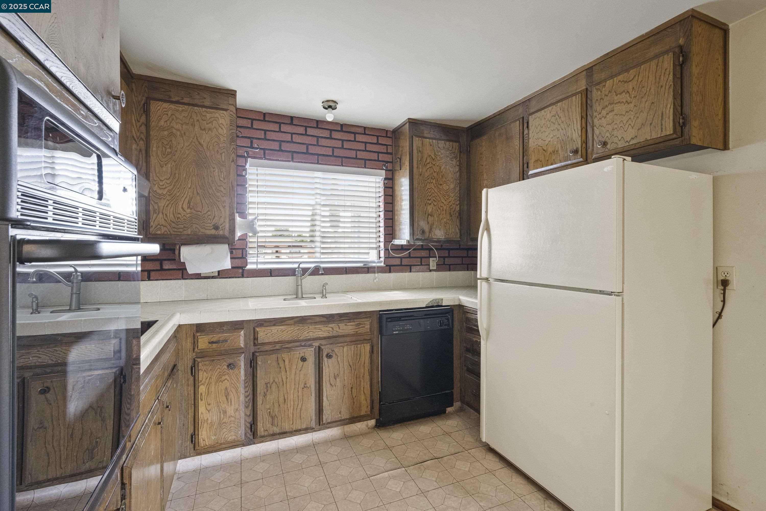 Detail Gallery Image 6 of 16 For 26 Orinda Ln, Pittsburg,  CA 94565 - 4 Beds | 2 Baths