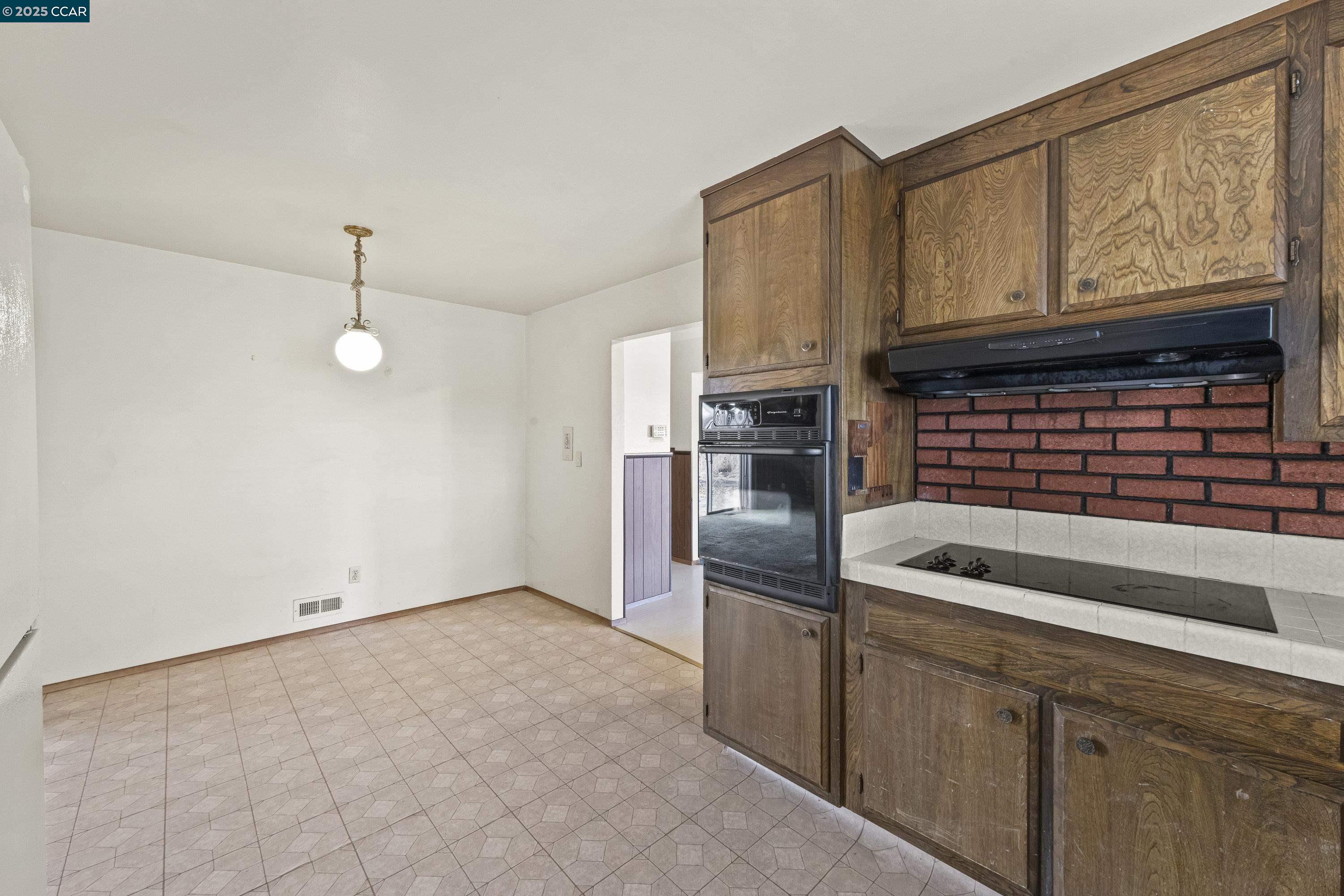 Detail Gallery Image 7 of 16 For 26 Orinda Ln, Pittsburg,  CA 94565 - 4 Beds | 2 Baths