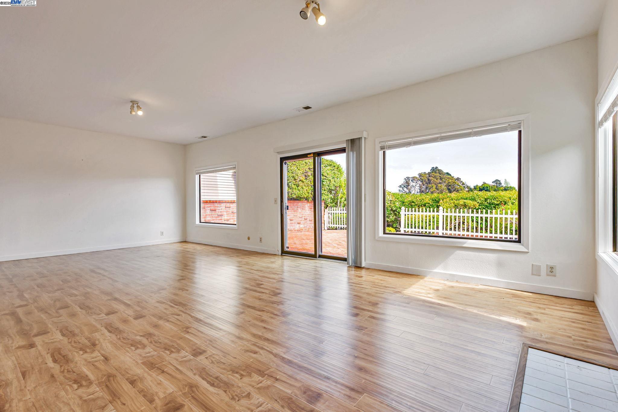 Detail Gallery Image 3 of 32 For 62 Milland Dr, Mill Valley,  CA 94941 - 3 Beds | 2/1 Baths