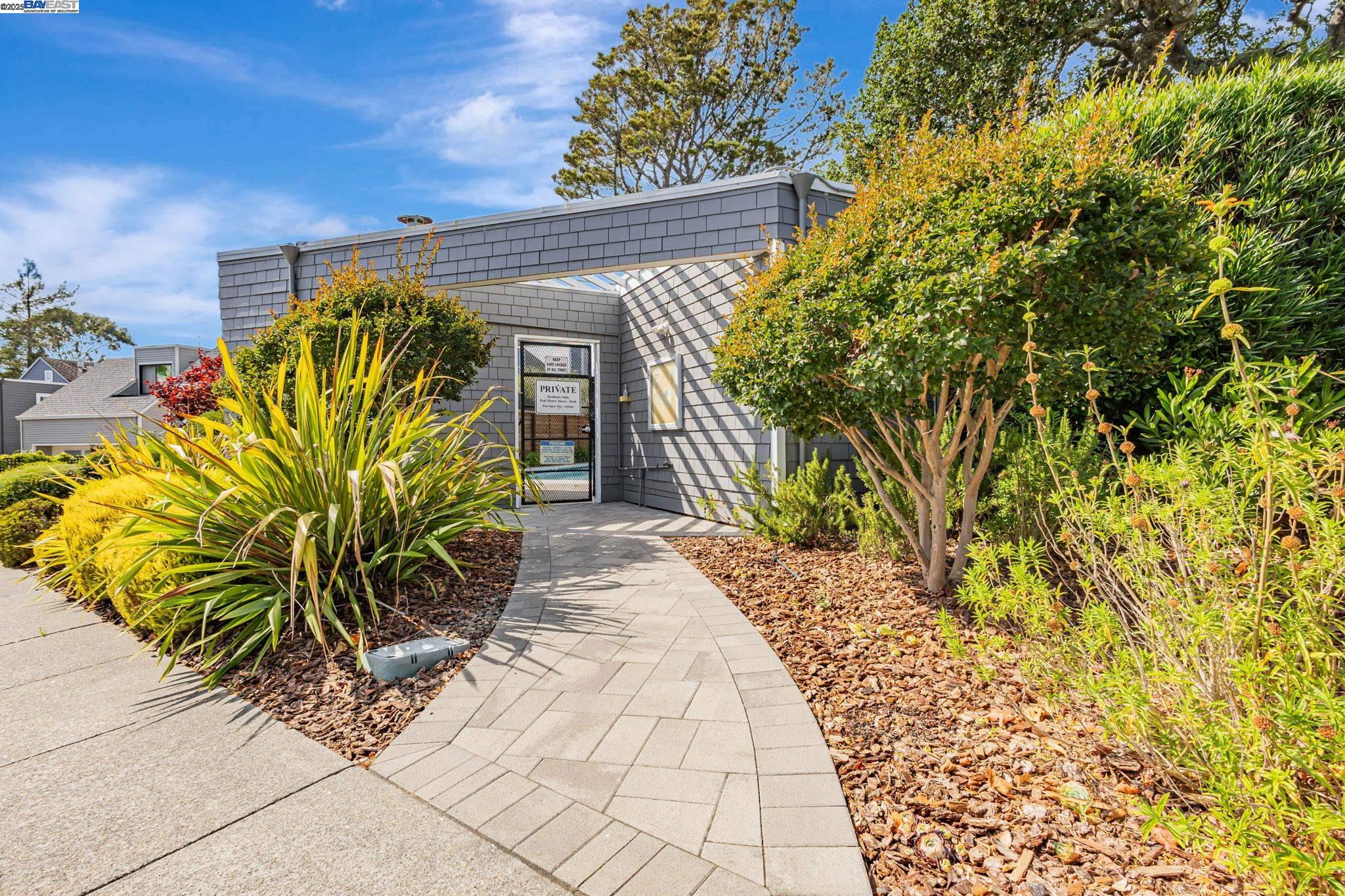Detail Gallery Image 27 of 32 For 62 Milland Dr, Mill Valley,  CA 94941 - 3 Beds | 2/1 Baths