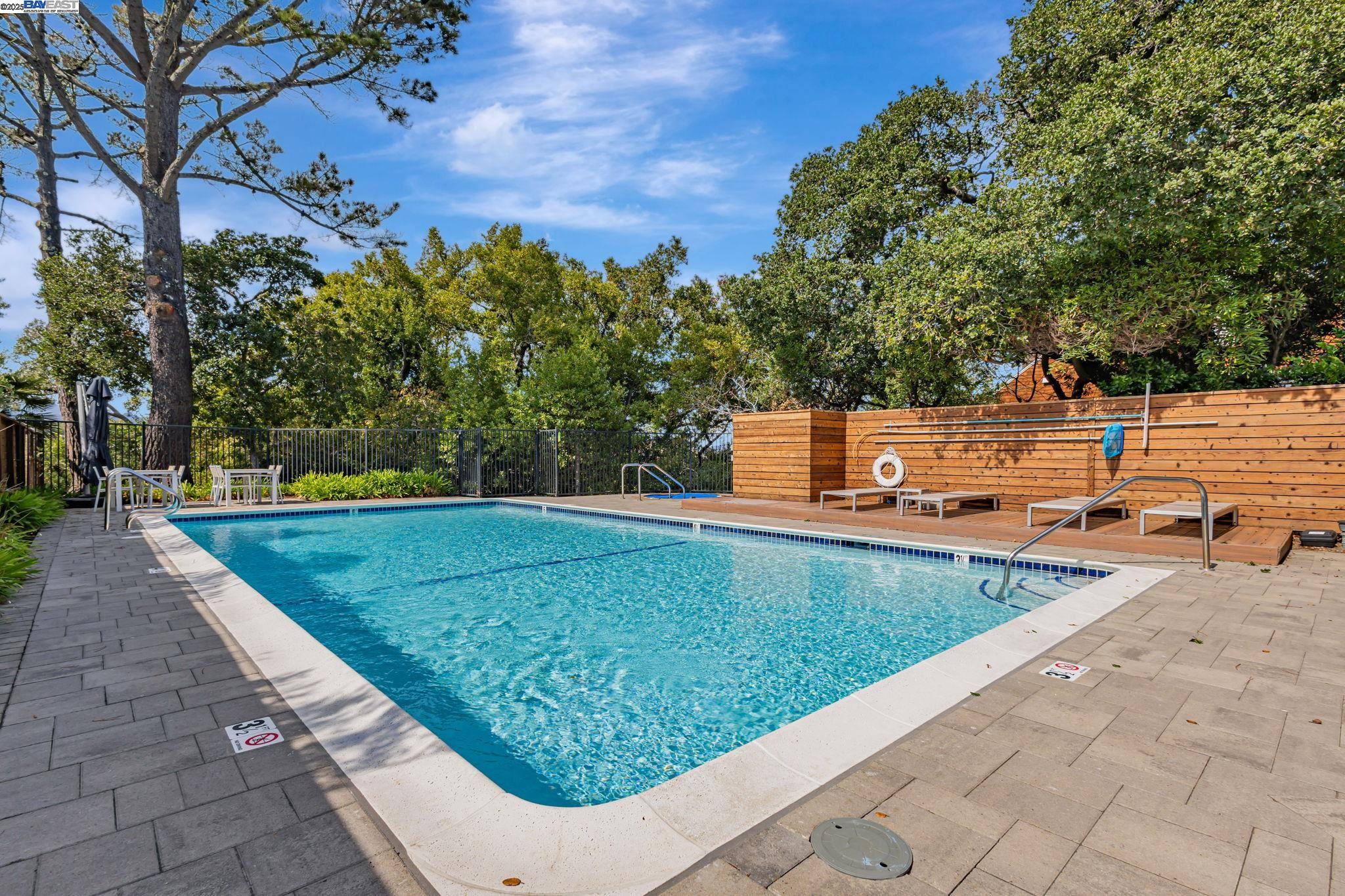 Detail Gallery Image 28 of 32 For 62 Milland Dr, Mill Valley,  CA 94941 - 3 Beds | 2/1 Baths