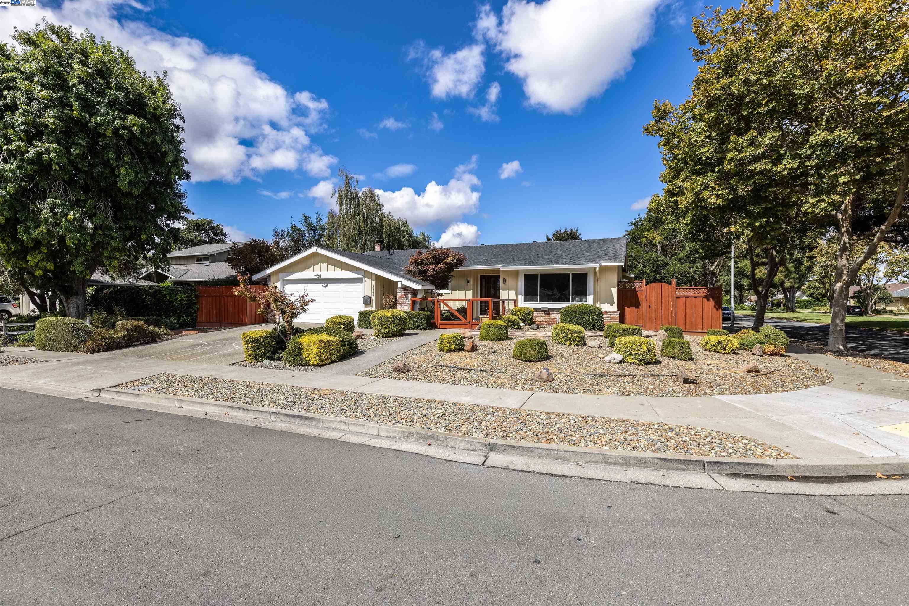 Detail Gallery Image 3 of 44 For 5303 Stirling Ct, Newark,  CA 94560 - 4 Beds | 2 Baths