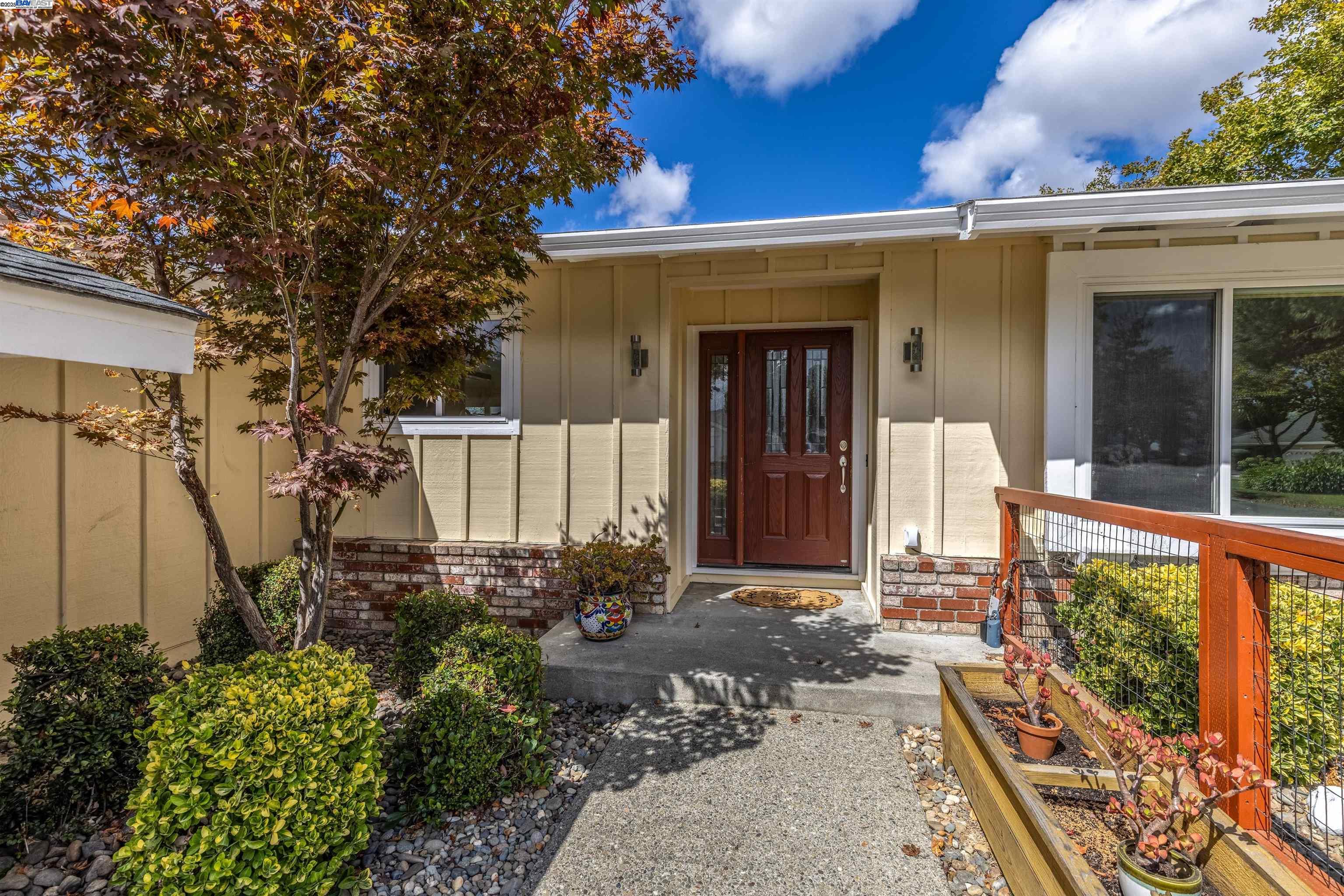 Detail Gallery Image 4 of 44 For 5303 Stirling Ct, Newark,  CA 94560 - 4 Beds | 2 Baths