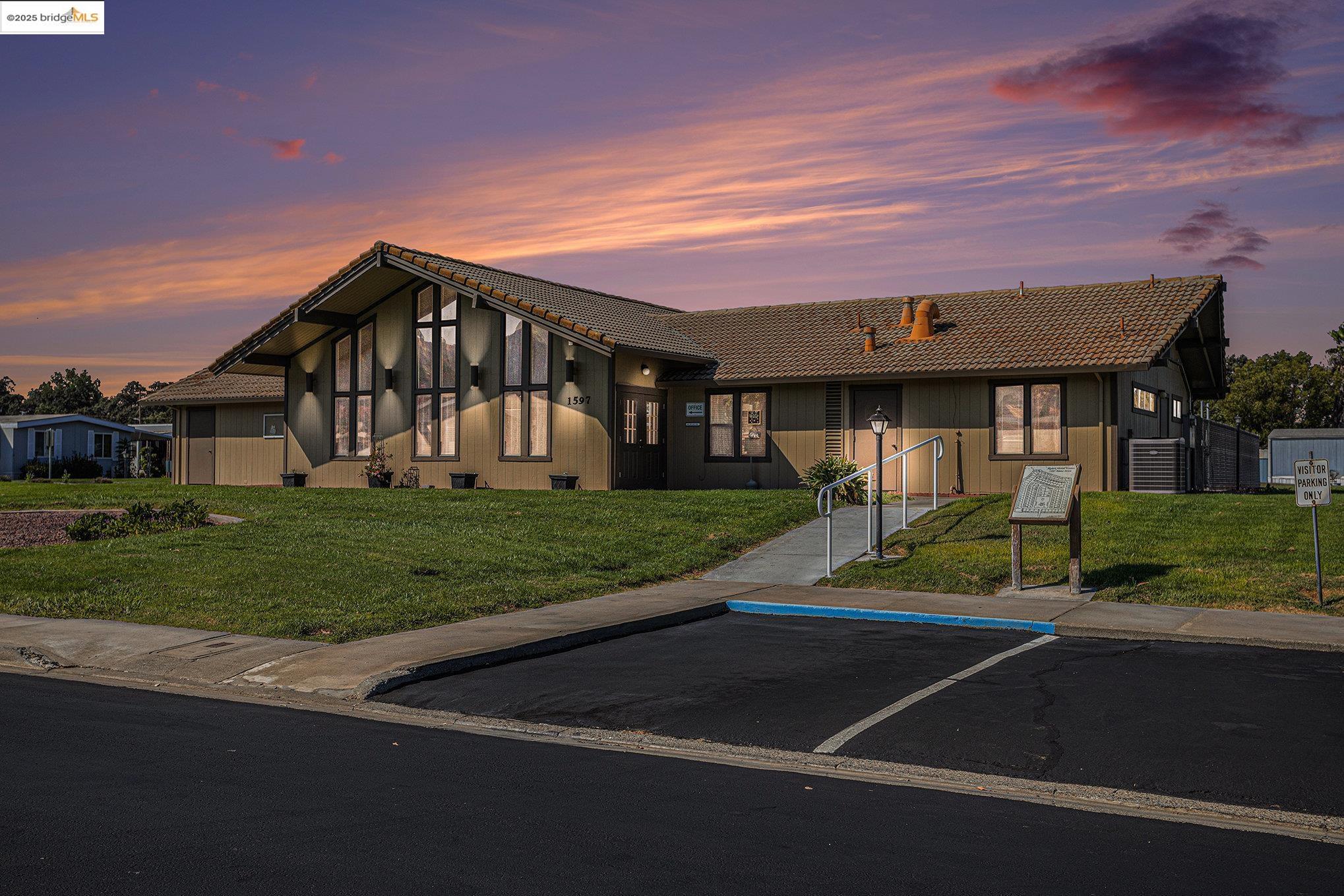 Detail Gallery Image 2 of 30 For 1597 Alamo Drive #150,  Vacaville,  CA 95687 - 2 Beds | 2 Baths