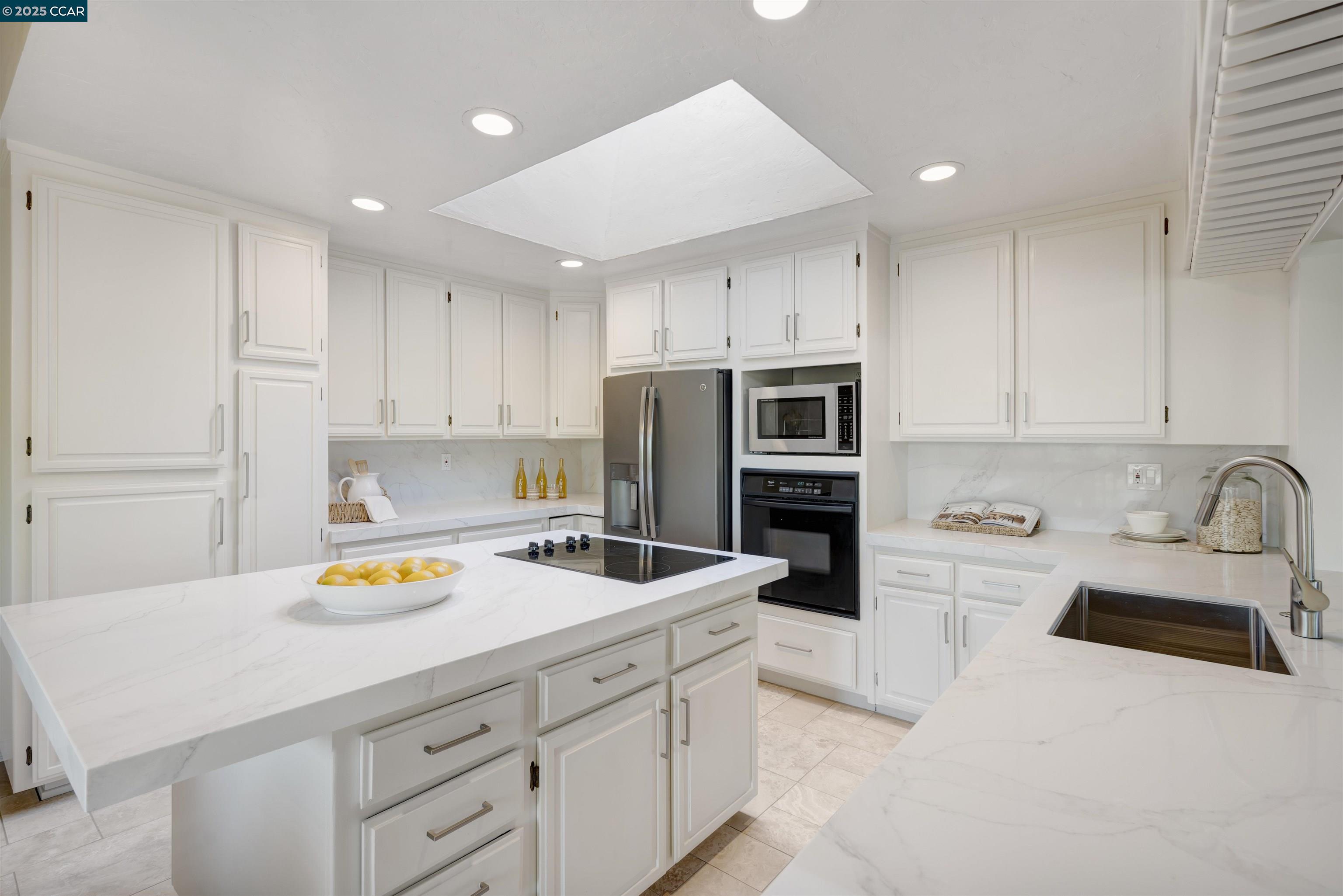Detail Gallery Image 14 of 60 For 33 Marston Rd, Orinda,  CA 94563 - 4 Beds | 4/1 Baths
