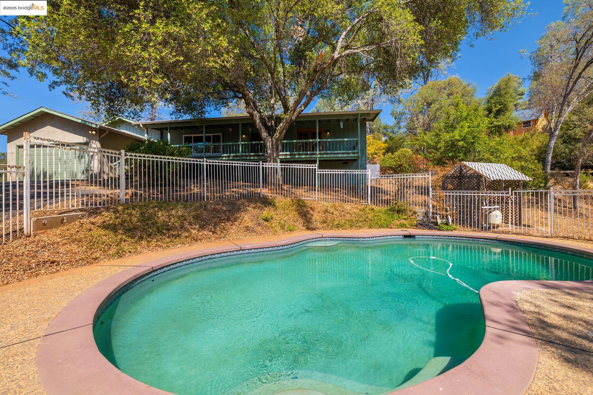 Detail Gallery Image 2 of 41 For 18191 via Serena, Sonora,  CA 95370 - 3 Beds | 2/1 Baths