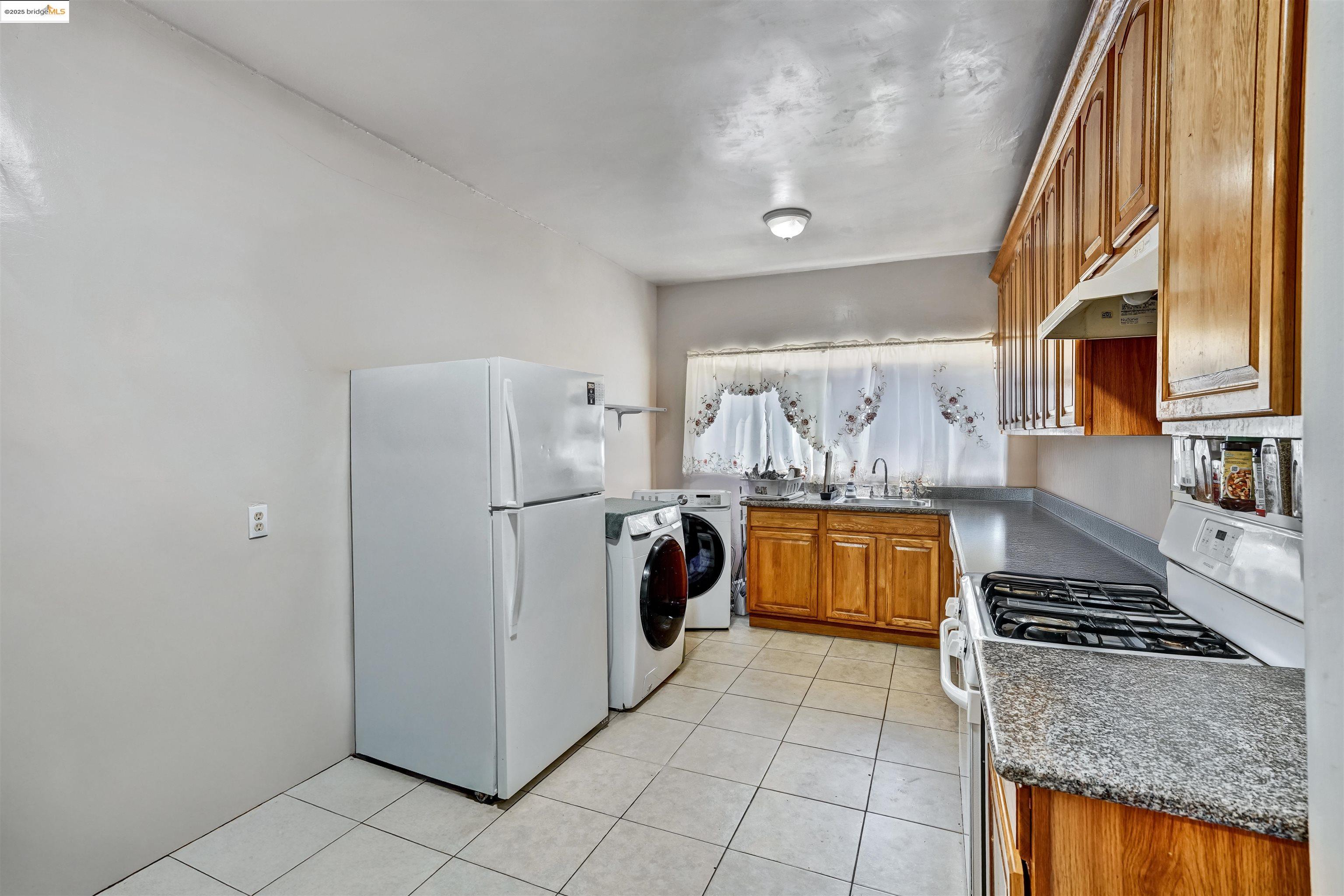 Detail Gallery Image 3 of 48 For 1390 Highland Blvd, Hayward,  CA 94542 - – Beds | – Baths