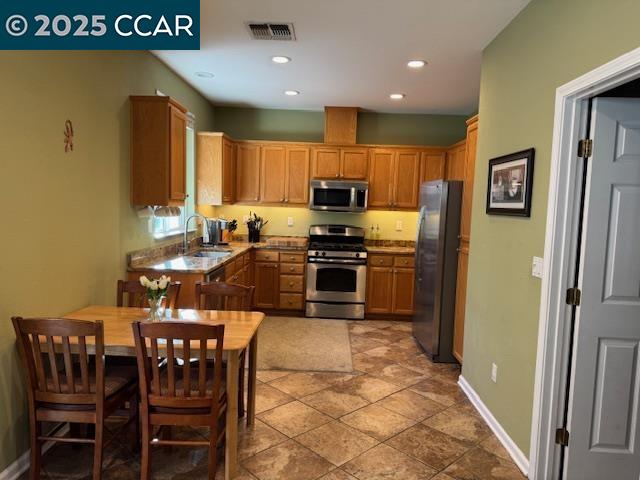 Detail Gallery Image 9 of 25 For 967 Cape May Dr, Pittsburg,  CA 94565 - 4 Beds | 2/1 Baths