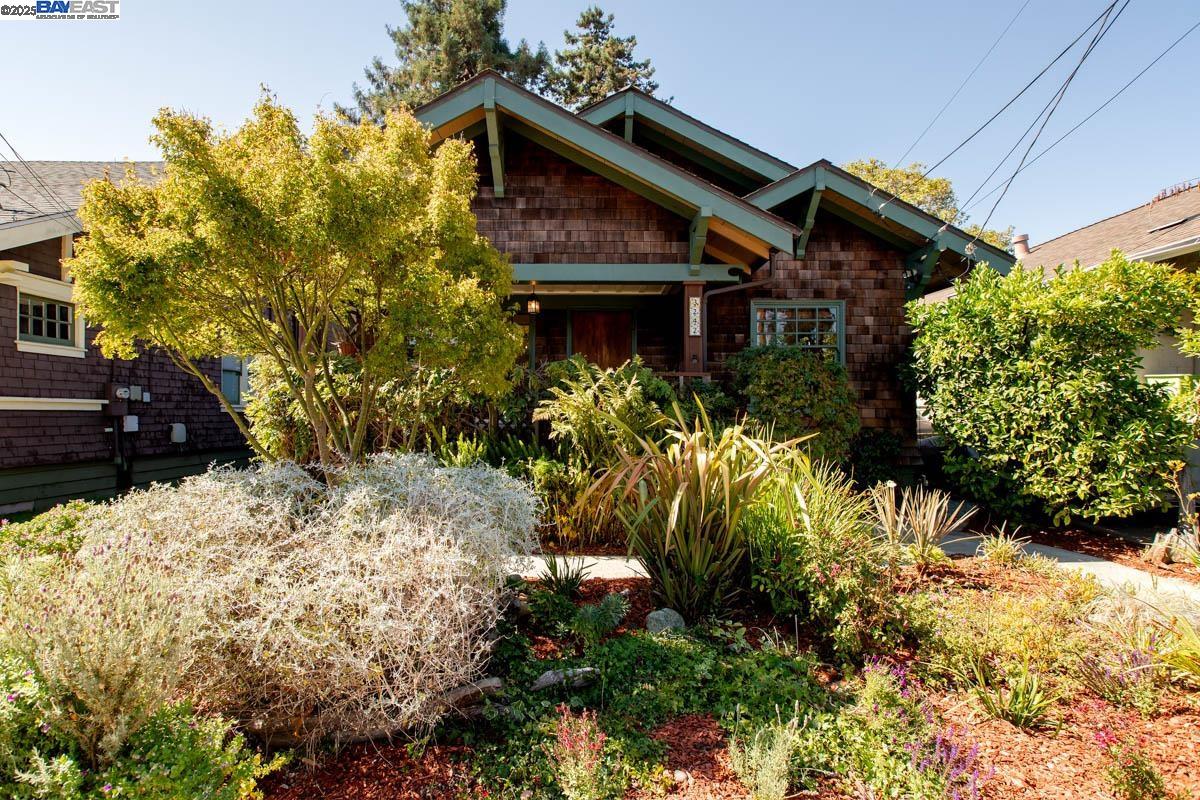 Detail Gallery Image 3 of 60 For 3242 Garfield Ave, Alameda,  CA 94501 - 4 Beds | 2 Baths
