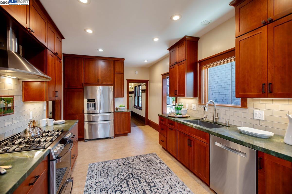 Detail Gallery Image 23 of 60 For 3242 Garfield Ave, Alameda,  CA 94501 - 4 Beds | 2 Baths