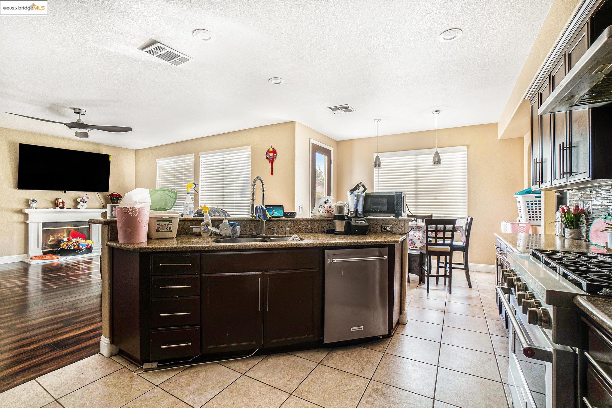 Detail Gallery Image 9 of 28 For 3238 Panda Ct, Antioch,  CA 94531 - 5 Beds | 3/1 Baths