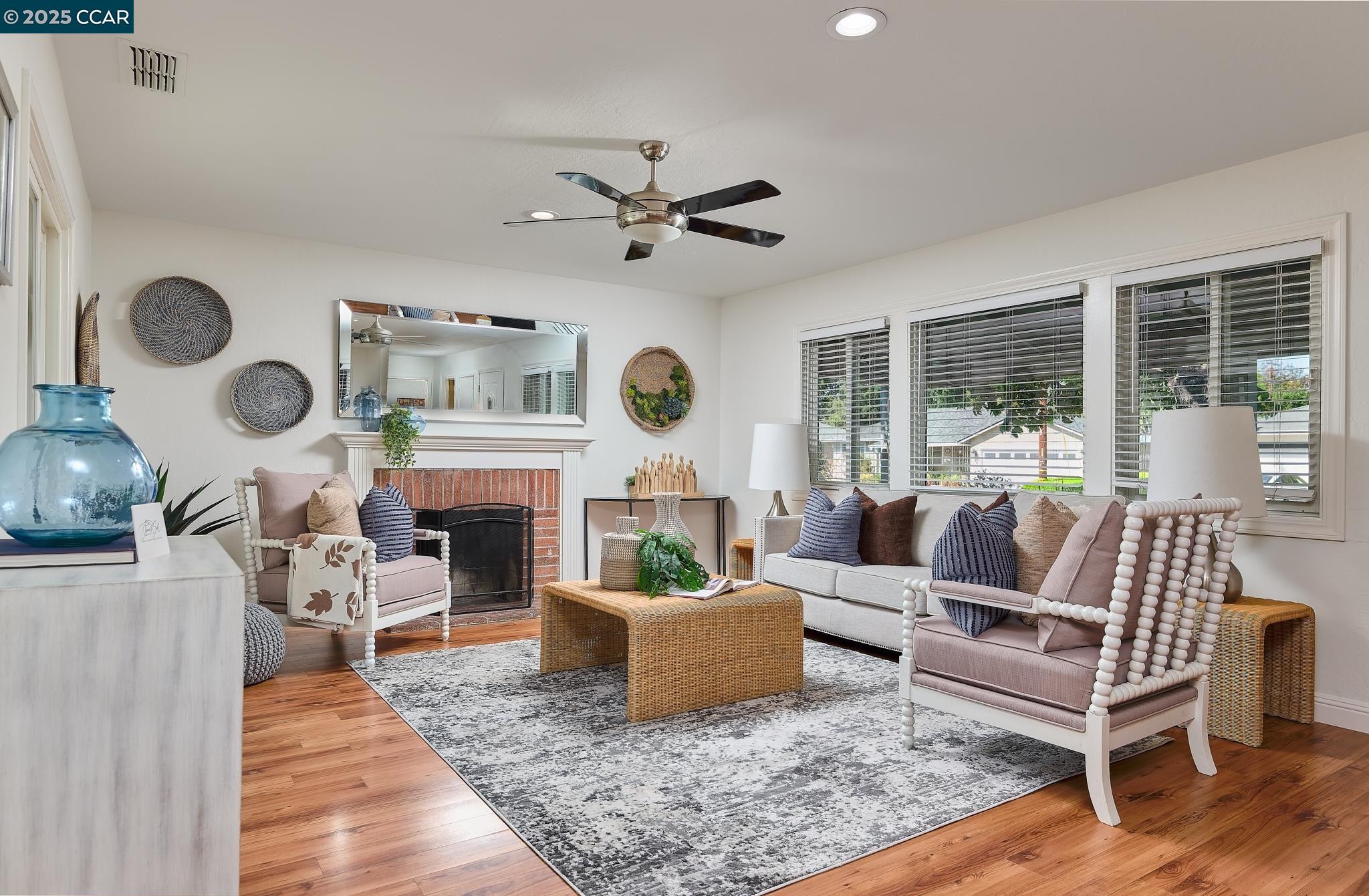 Detail Gallery Image 4 of 24 For 3242 Fitzpatrick Dr, Concord,  CA 94519 - 3 Beds | 2 Baths