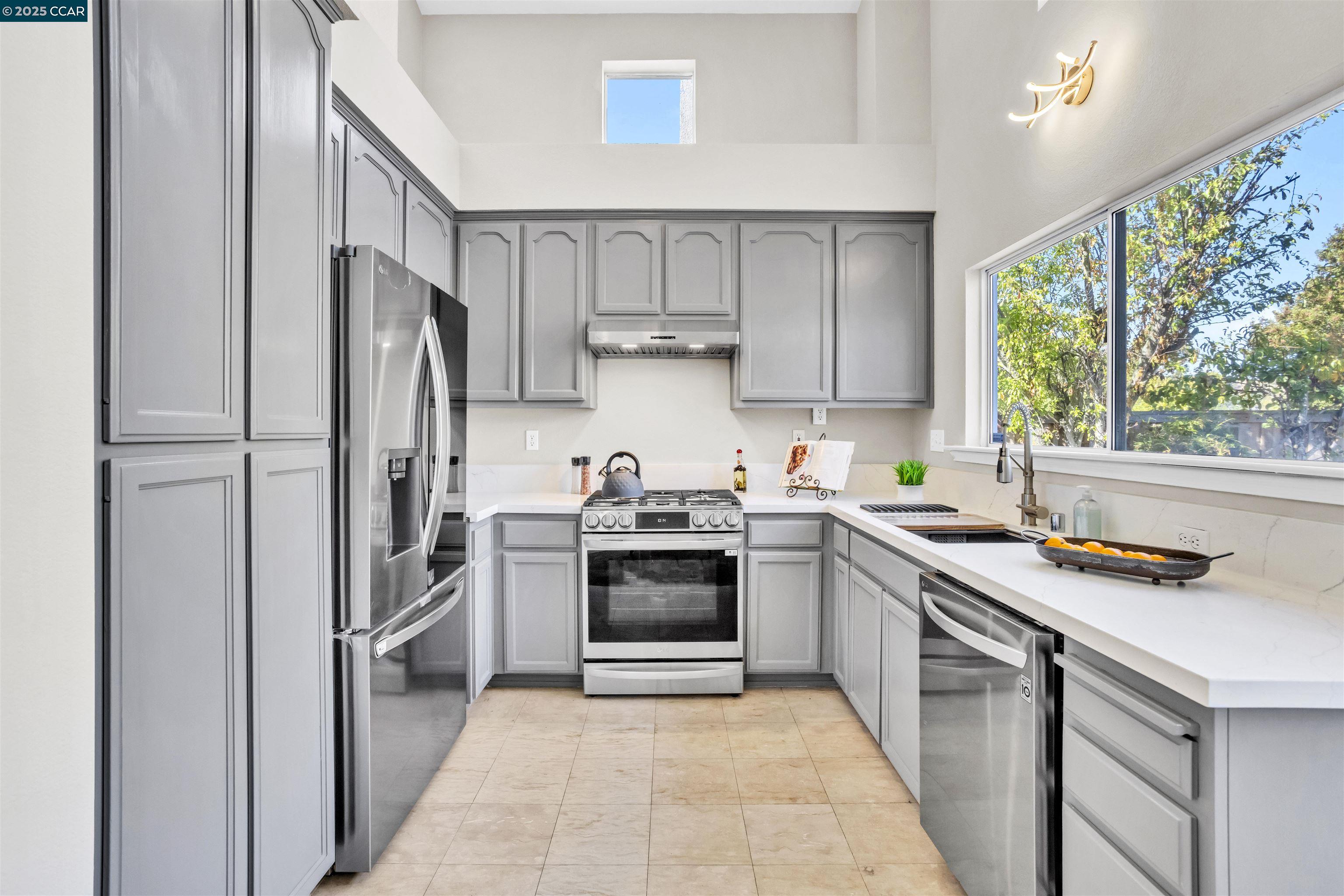 Detail Gallery Image 10 of 37 For 328 Grenadine Way, Hercules,  CA 94547 - 3 Beds | 2/1 Baths