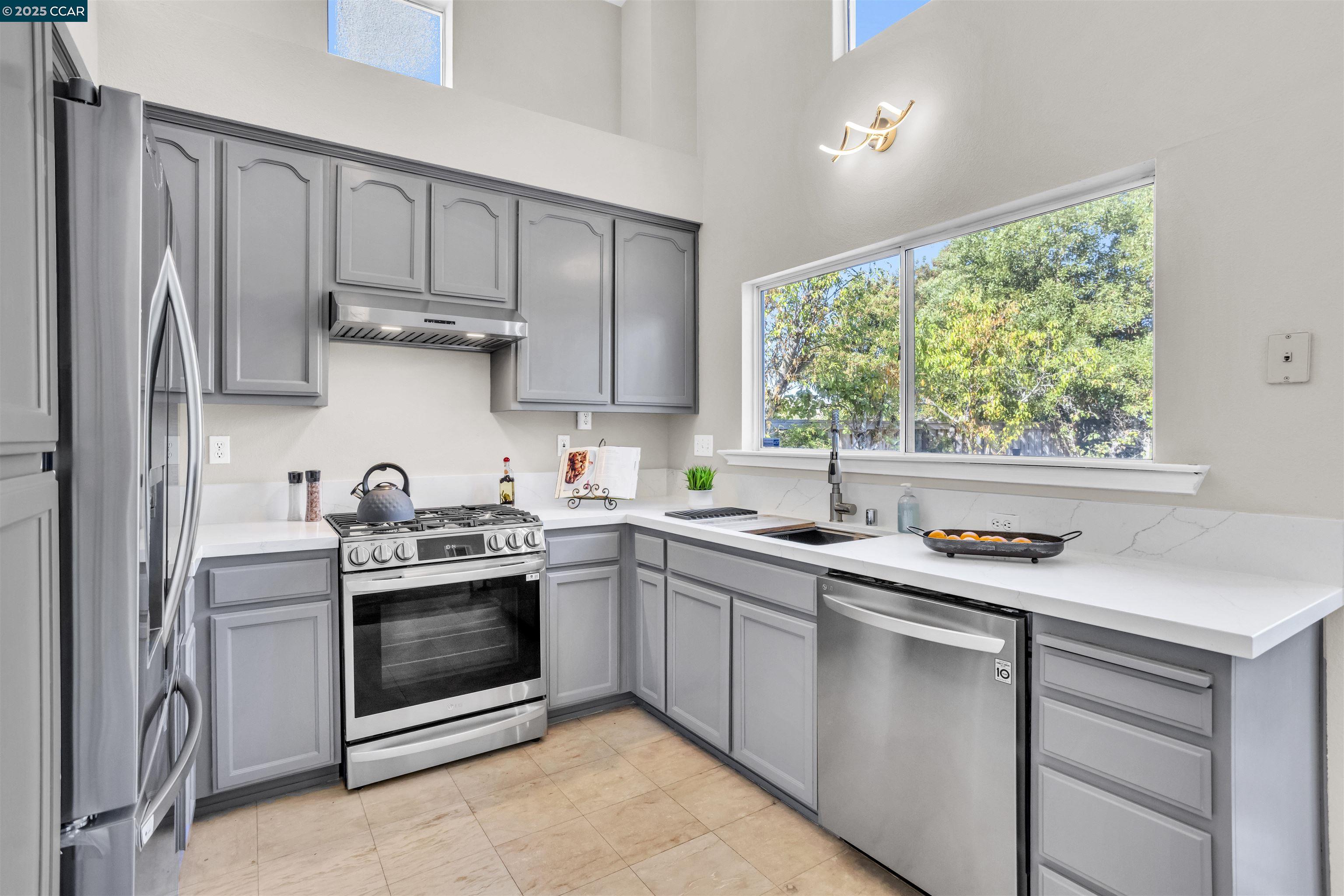 Detail Gallery Image 9 of 37 For 328 Grenadine Way, Hercules,  CA 94547 - 3 Beds | 2/1 Baths