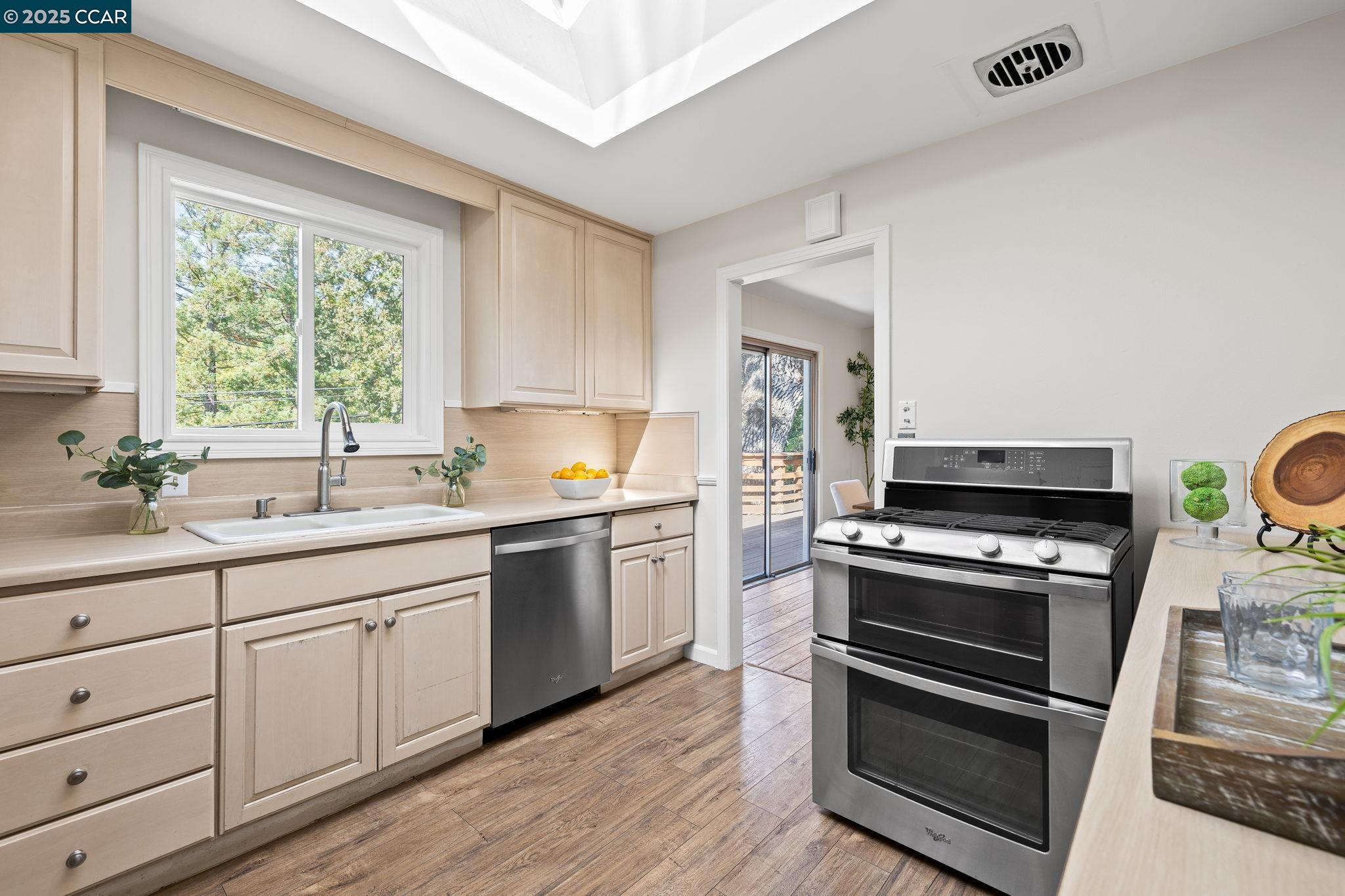 Detail Gallery Image 5 of 22 For 72 Grandview Pl, Walnut Creek,  CA 94595 - 3 Beds | 2 Baths