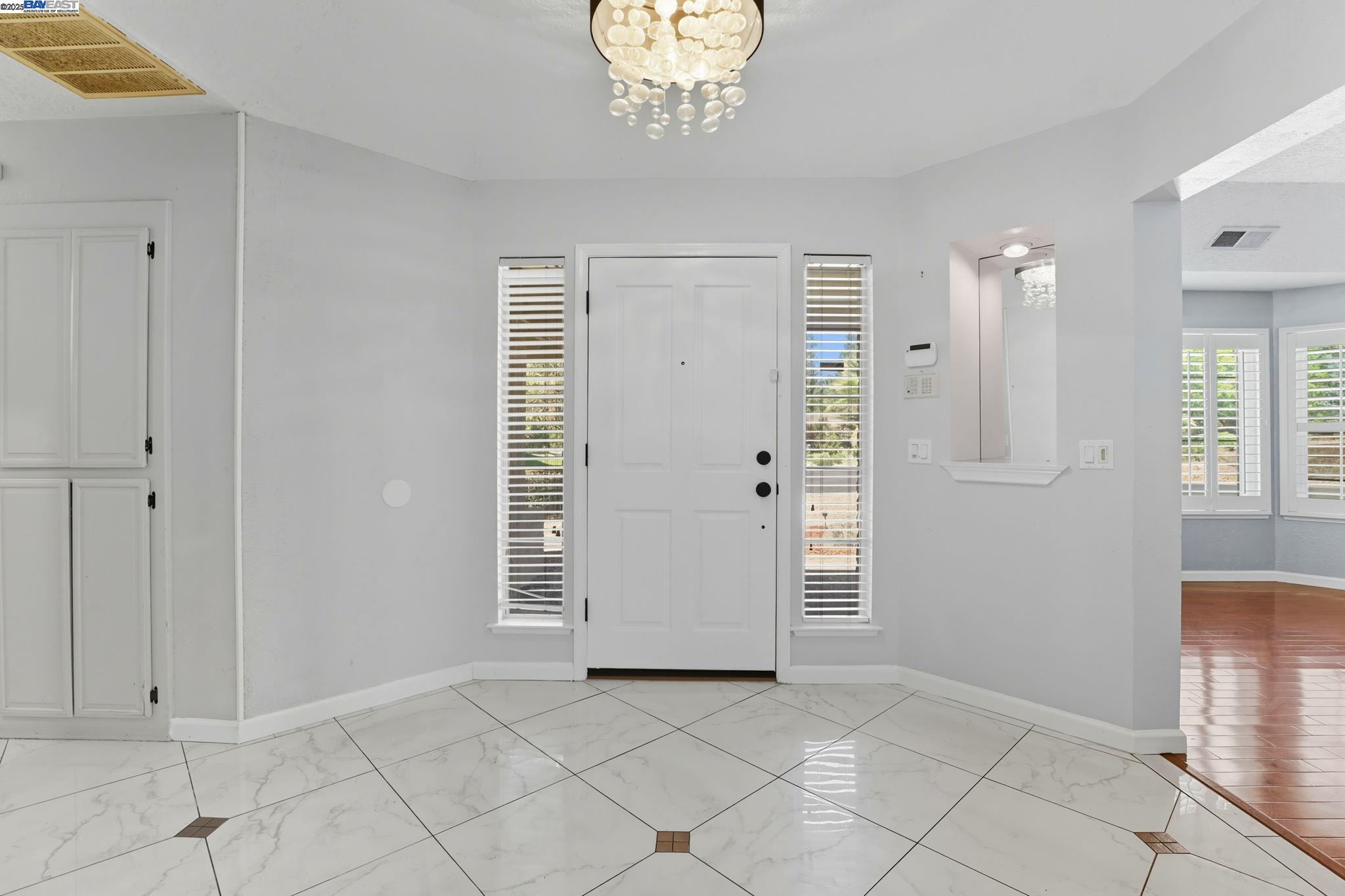 Detail Gallery Image 6 of 60 For 4470 Rolling Oaks Dr, Granite Bay,  CA 95746 - 4 Beds | 2/1 Baths