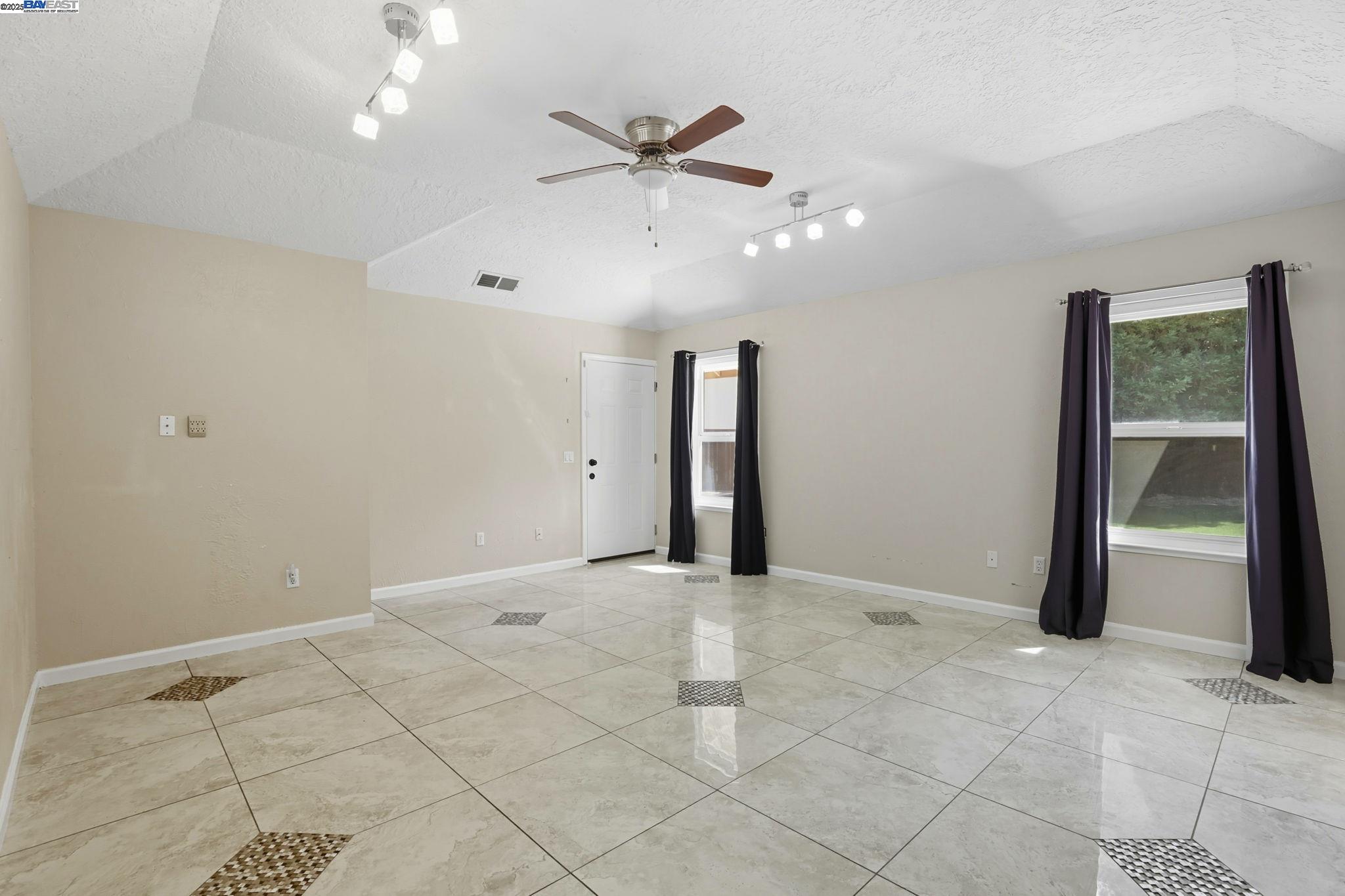 Detail Gallery Image 9 of 60 For 4470 Rolling Oaks Dr, Granite Bay,  CA 95746 - 4 Beds | 2/1 Baths
