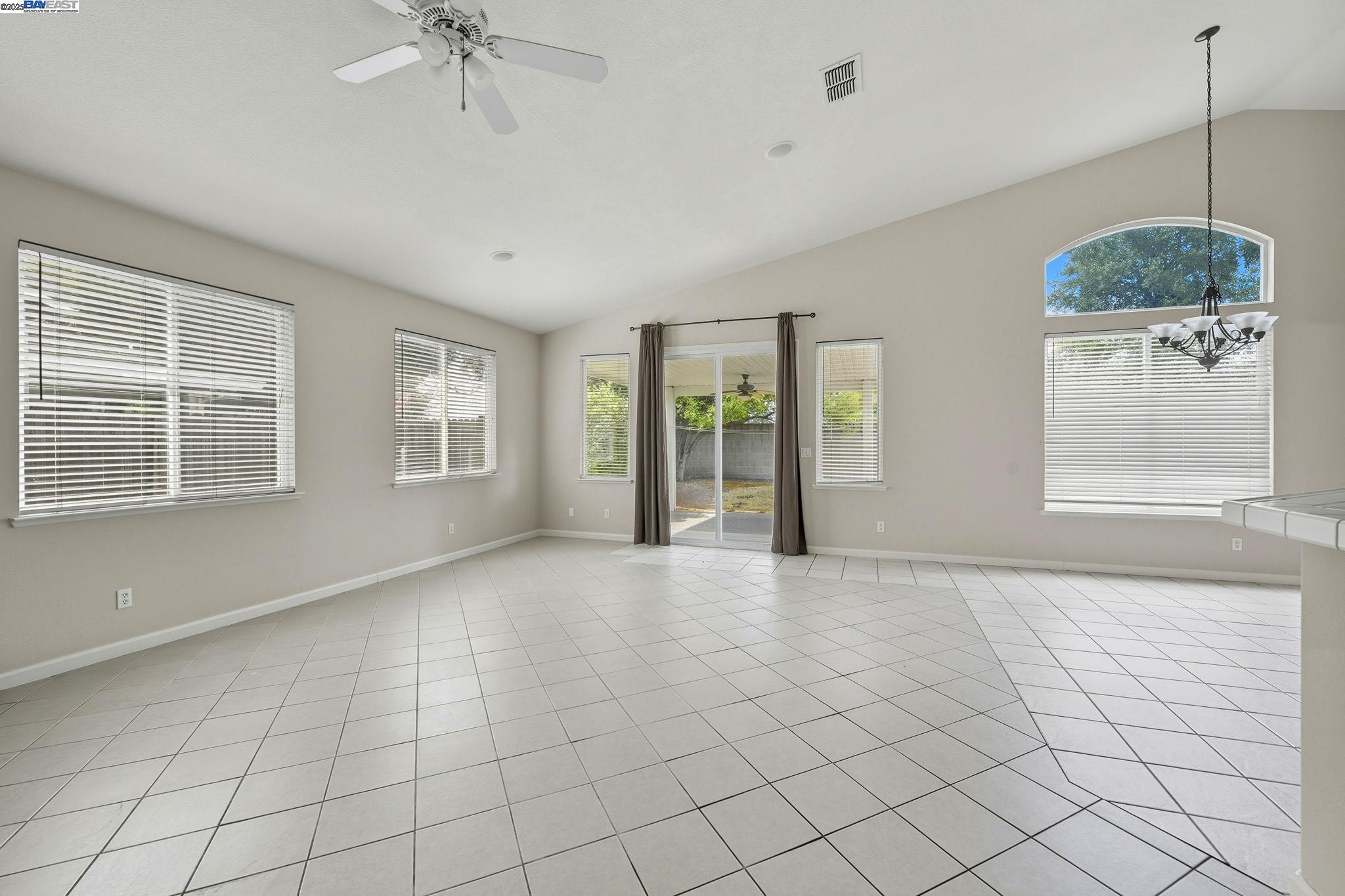Detail Gallery Image 4 of 30 For 728 Spaulding Dr, Roseville,  CA 95678 - 4 Beds | 3 Baths