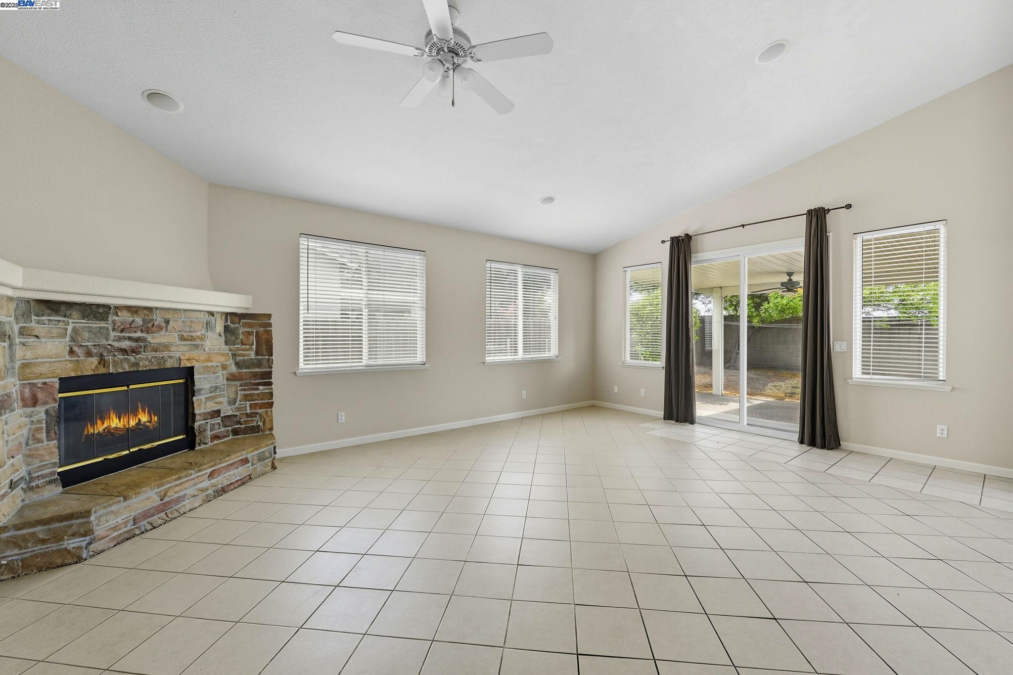 Detail Gallery Image 5 of 30 For 728 Spaulding Dr, Roseville,  CA 95678 - 4 Beds | 3 Baths